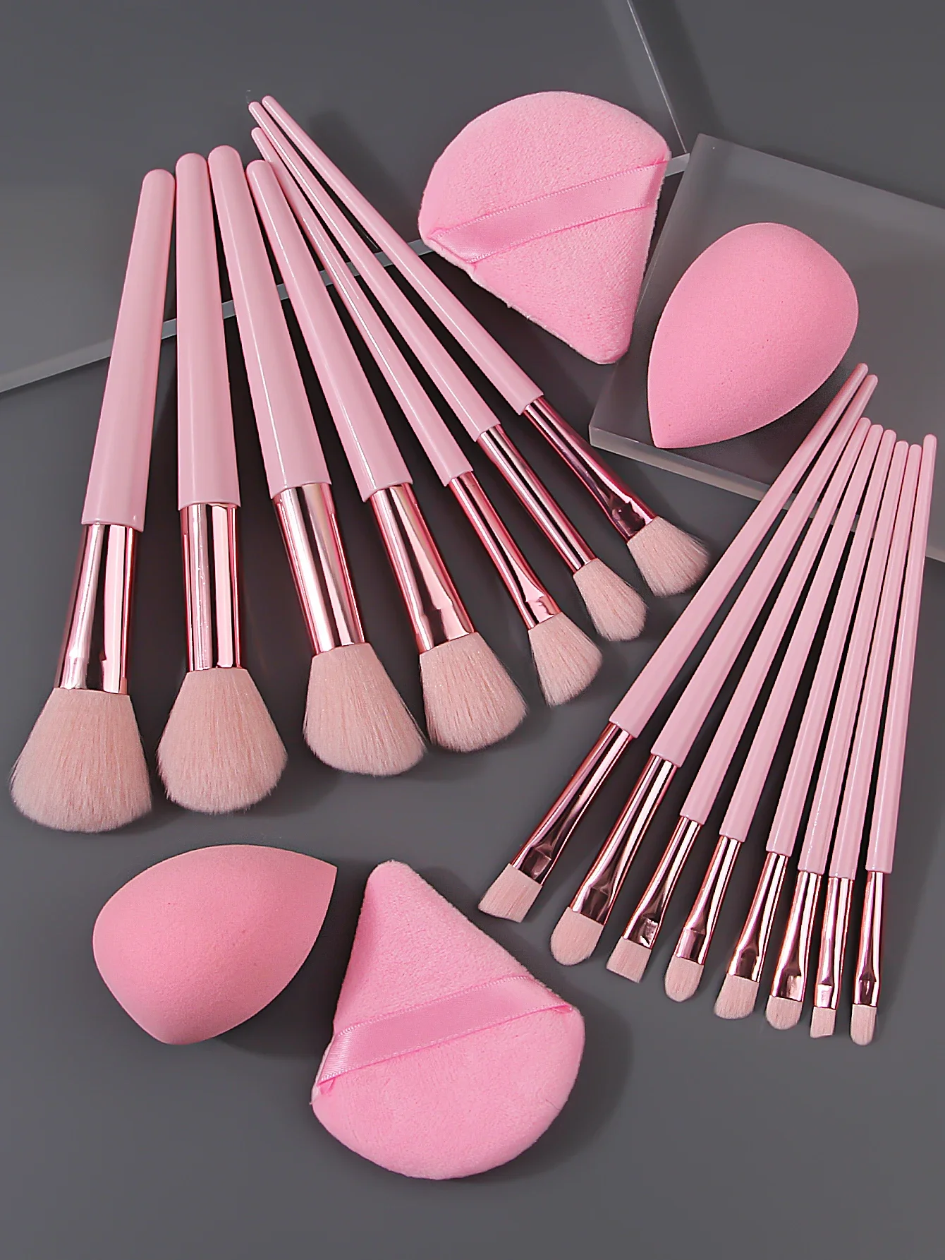 Un juego de herramientas de maquillaje de 19 piezas: 15 brochas de maquillaje, 2 huevos de esponja y 2 puf en polvo triangulares, un juego completo de herramientas de belleza portátiles