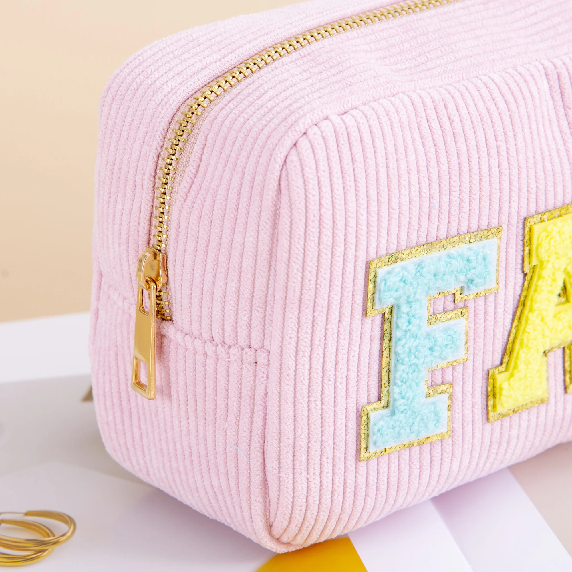 Bolsa de higiene pessoal macia Chenille Letter Makeup para meninas e mulheres adolescentes, Zipper Travel Bag, confortável, roxo, bonito, Preppy