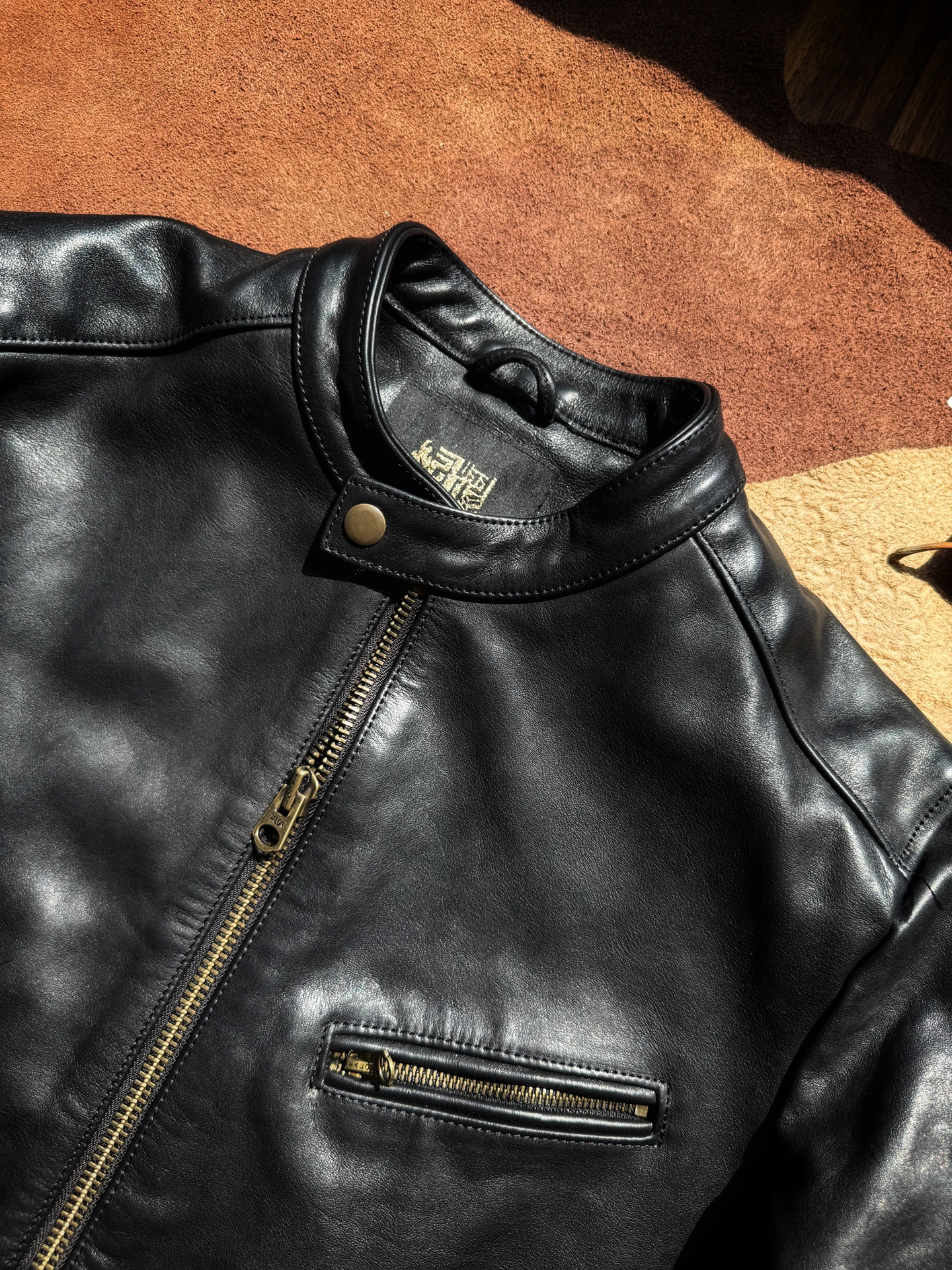 جديد 2025. سترة من جلد العجل عالية الجودة. معطف رجالي كلاسيكي كاجوال من الجلد الطبيعي. قماش جلد حقيقي بمقاس كبير. مقاس نحيف