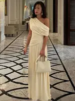 Vestido seductor de moda con un solo hombro, fruncido, minimalista, liso, asimétrico, con dobladillo irregular, para mayoristas.