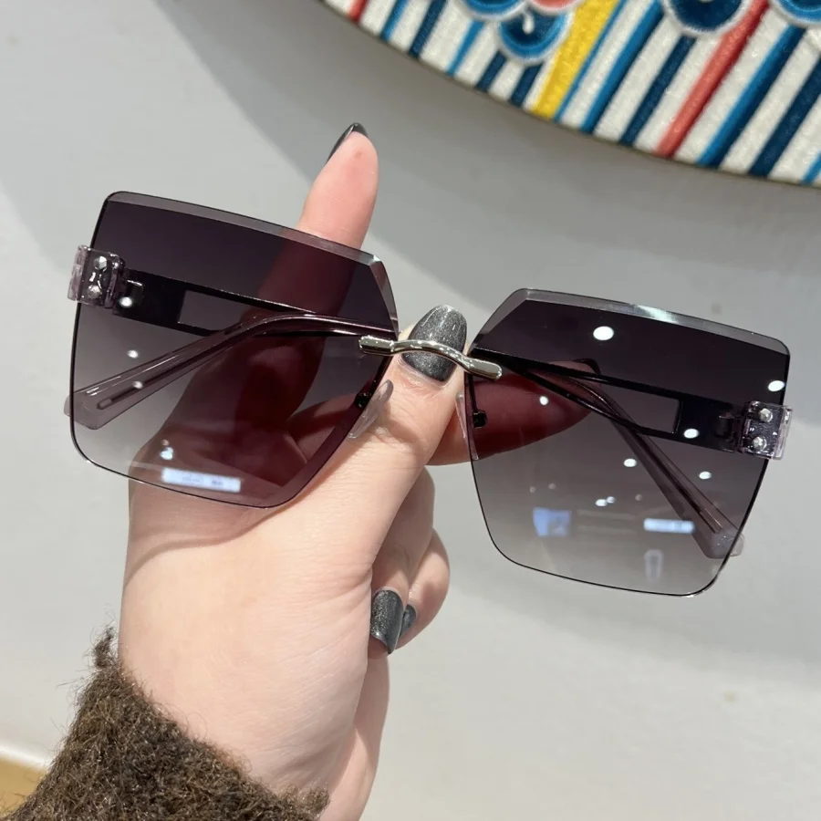 2025 Nuevas gafas de moda para mujer con monturas de metal, aspecto de alta gama, acabado mate, ultraligeras, color negro, estilo callejero, t