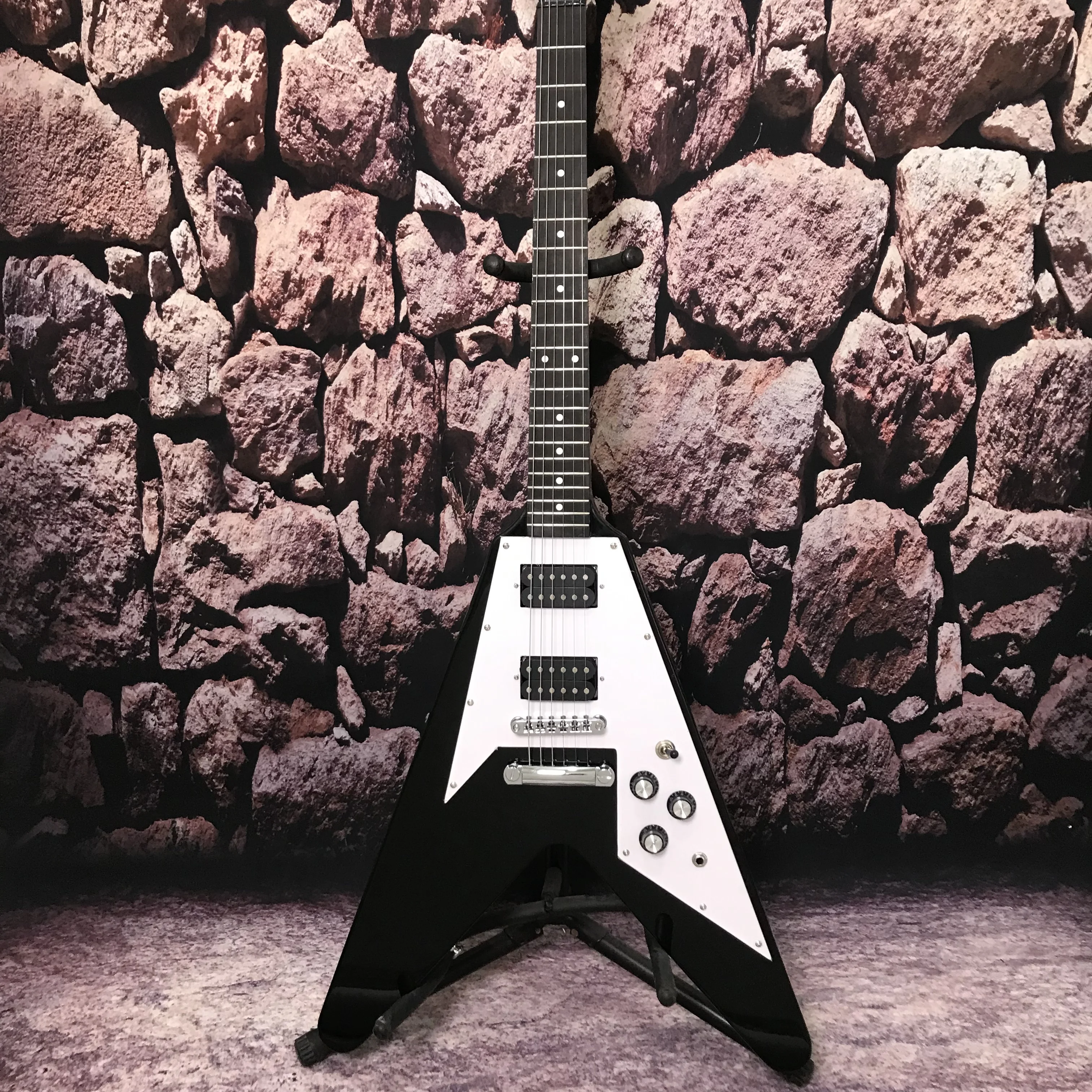 Guitarra eléctrica personalizada de fábrica Flying V color negro incrustaciones de puntos diapasón de palisandro Alta calidad y precio bajo