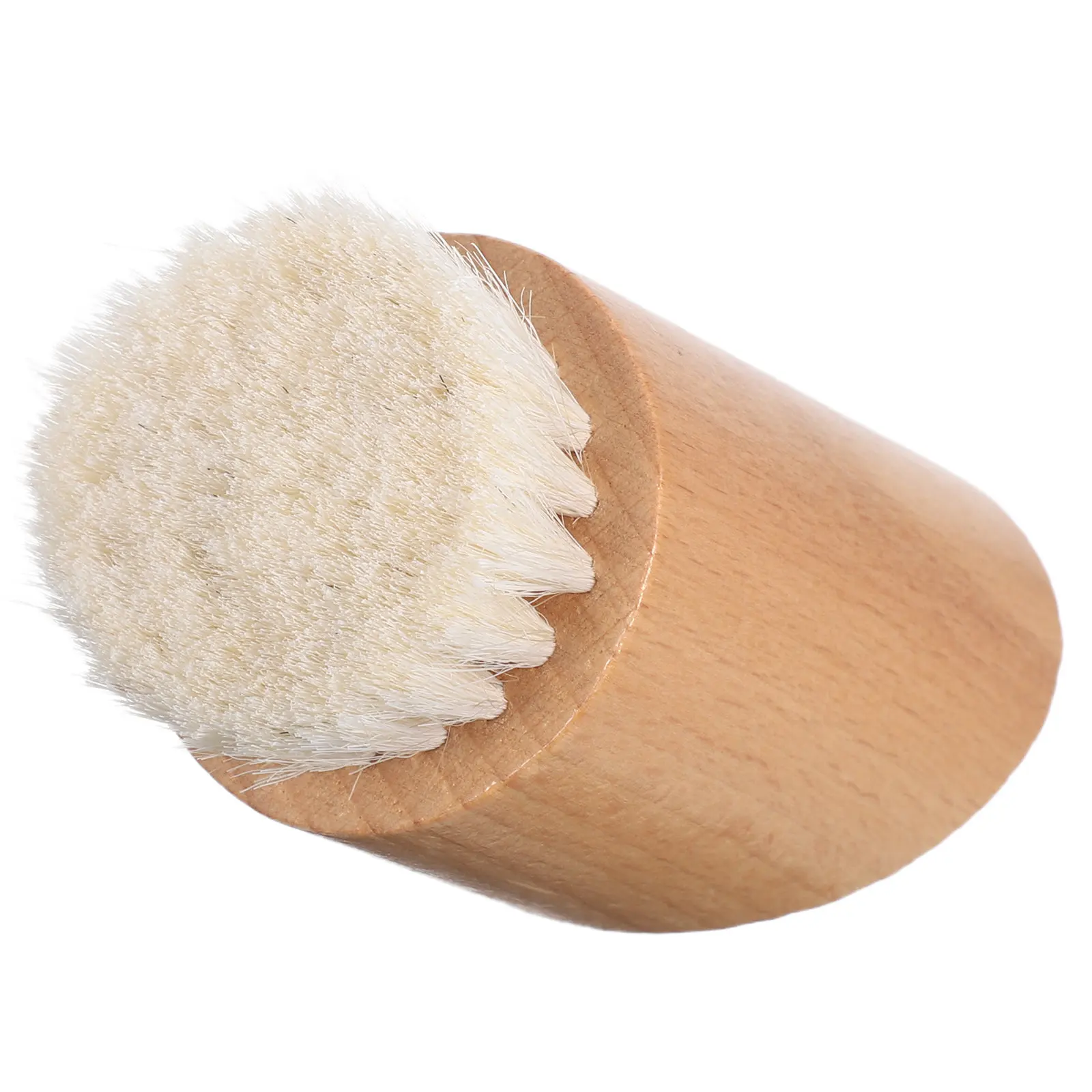 

Щетка для очищения лица с эргономичной деревянной ручкой, щетиной из натуральных волокон и наклонной головкой для ежедневного отшелушивания и глубокой очистки пор.