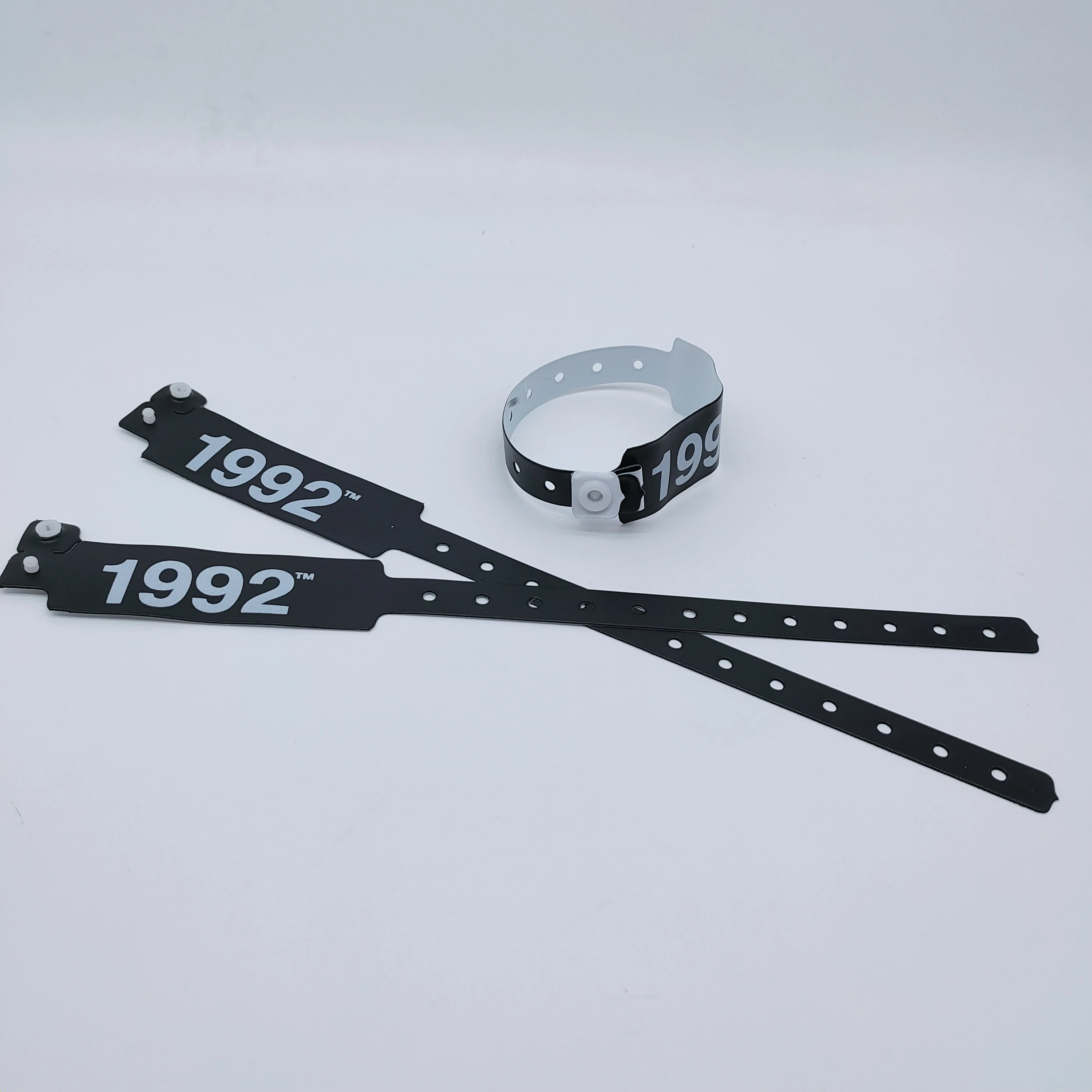 DDJOY High Quality Custom Brand Logo Plastic PVC/Vinyl Wristband & Bracelets for Events Festival