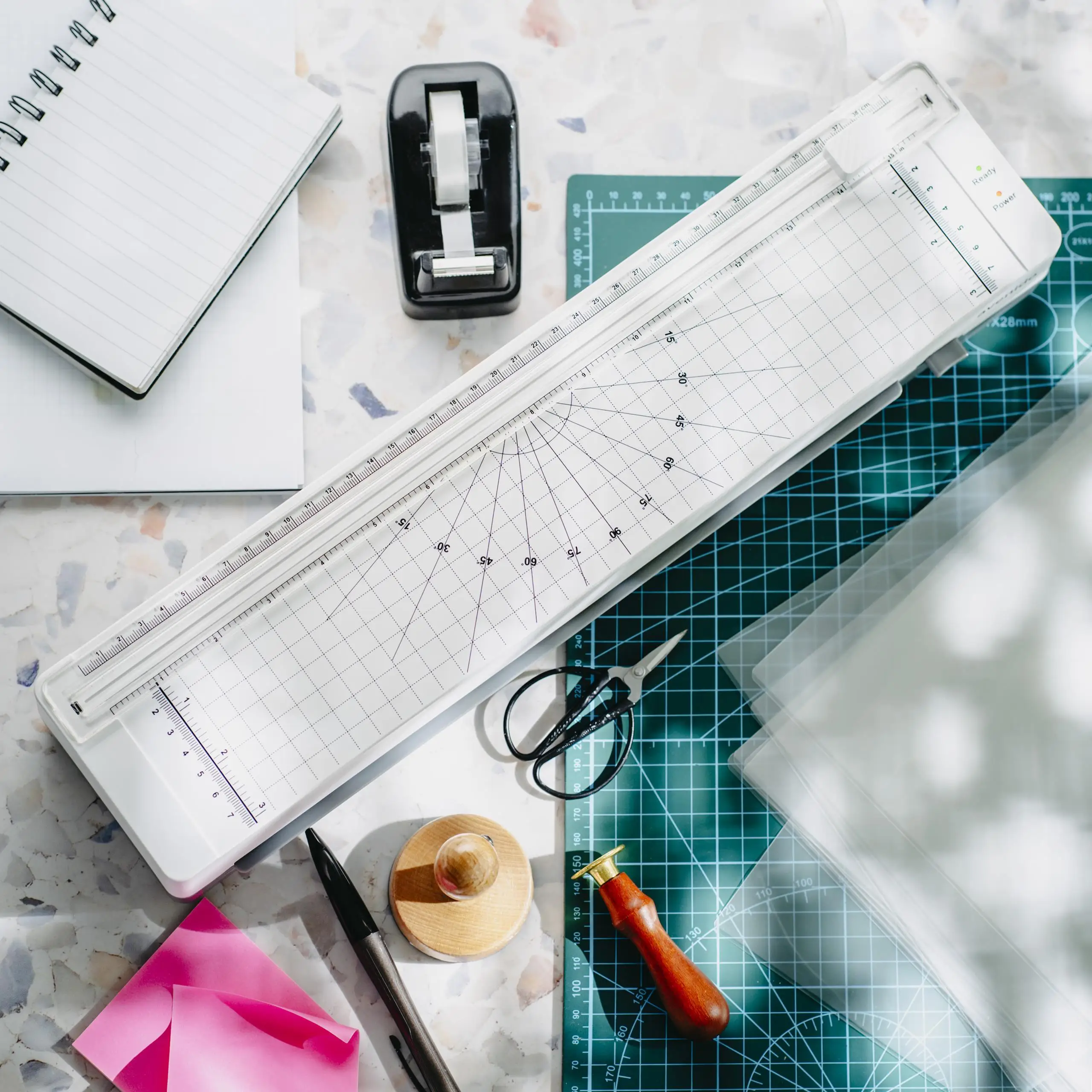 ماكينة تغليف بيضاء A3/A4 مع ماكينة تشذيب سريعة وآمنة، ونظام مضاد للخبز، ومجموعة كاملة