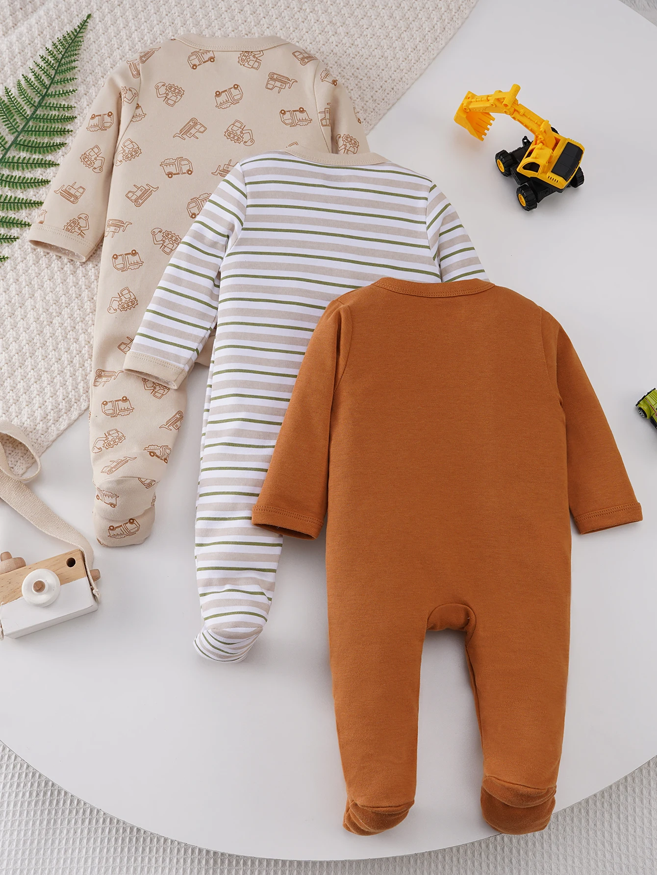 3-piece set of long-sleeved rompers for newborn baby boys, with cartoon car print pattern, soft and comfortable for spring and autumn, round neck, machine washable, suitable for outdoor wear for babies aged 0-9 months