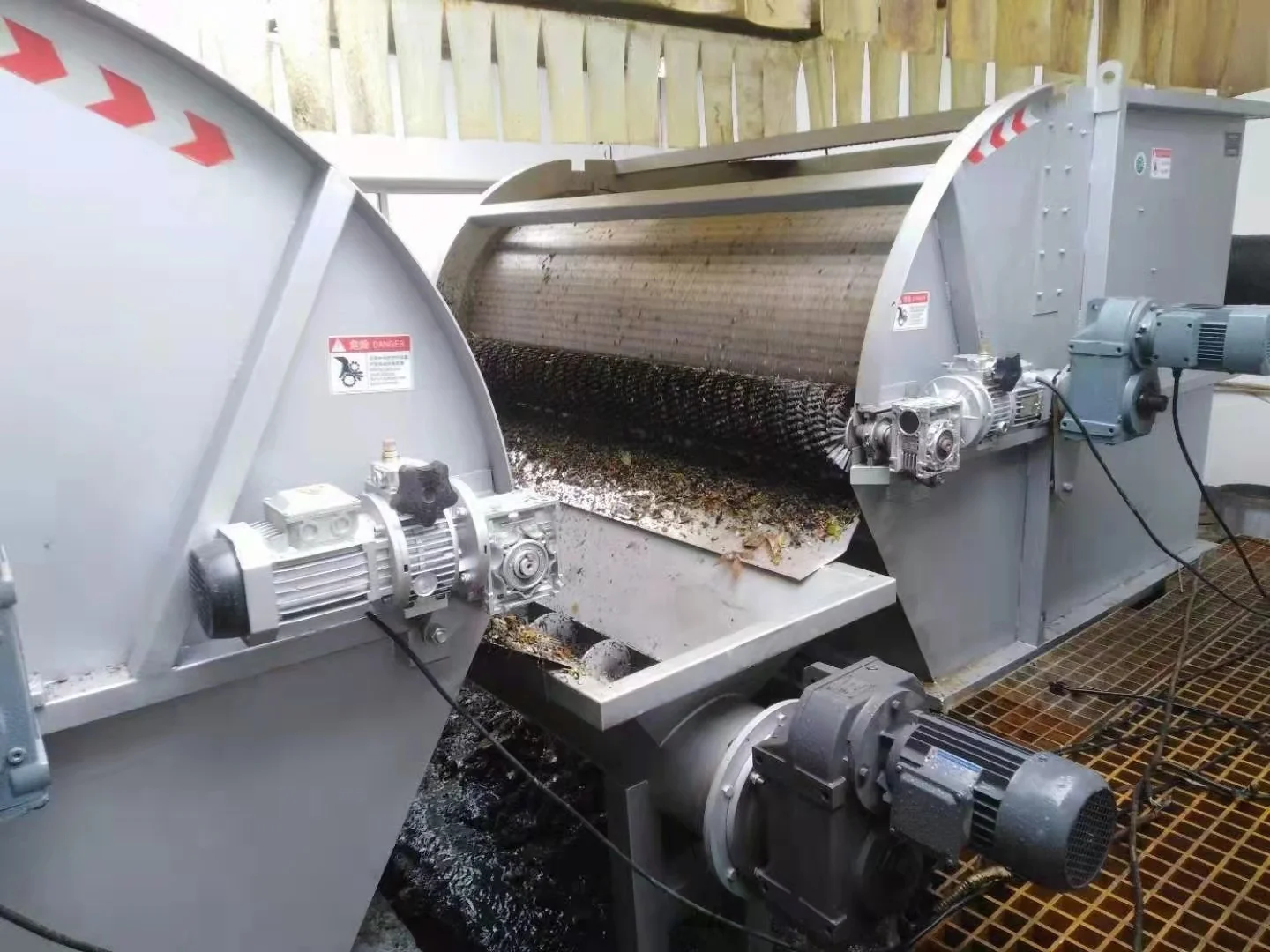 التشغيل في معالجة المياه في خط المواد الغذائية الصناعية PrContinue طبلة الفلتر الدوارة معدات فصل الصلبة السائلة المستمر