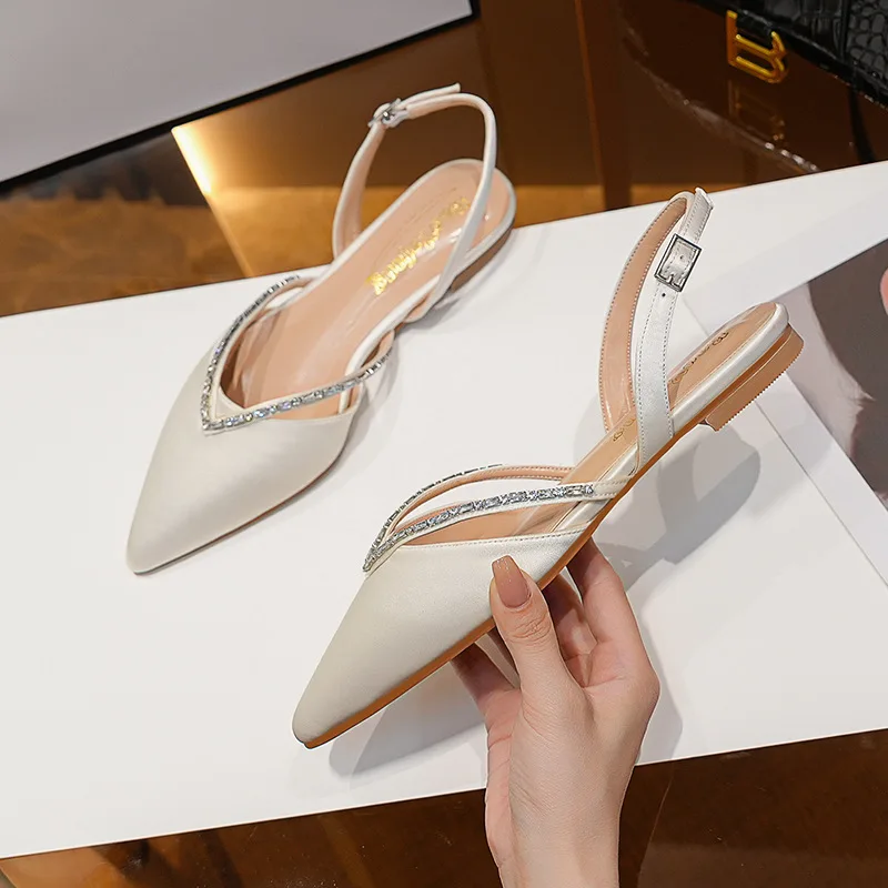 

Женские сандалии на плоской подошве с острым носком и V-образной пряжкой, удобные атласные туфли с перекрестным ремешком и цепочкой со стразами на спине