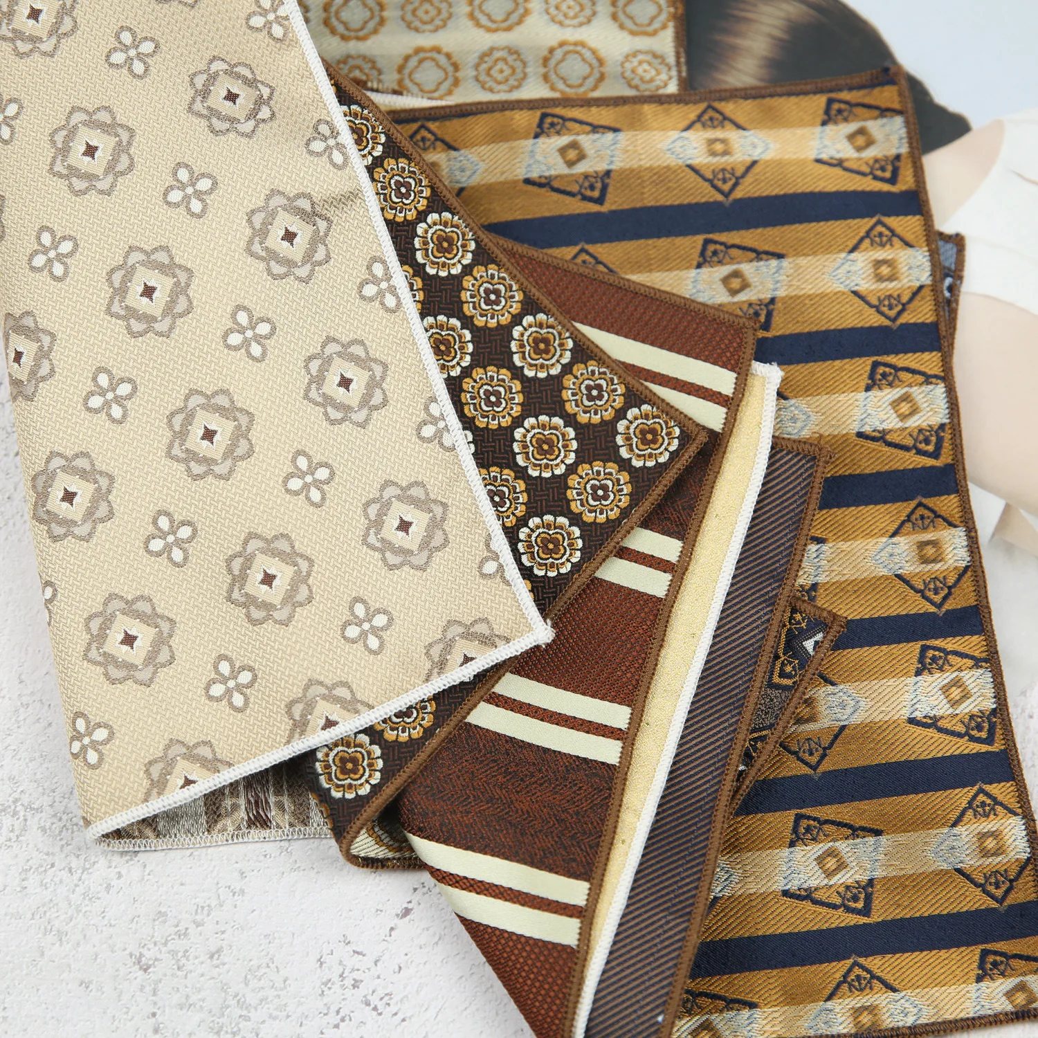 Maillard ผู้ชายชุดผ้าเช็ดตัวชุดผ้าเช็ดตัวหน้าอก Retro ชุดรูปแบบกาแฟผ้าพันคอสี่เหลี่ยมเล็กงานแต่งงานแฟชั่น 22*22 ซม