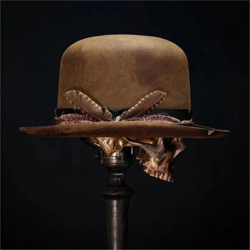 Fashionable round-topped felt top hat