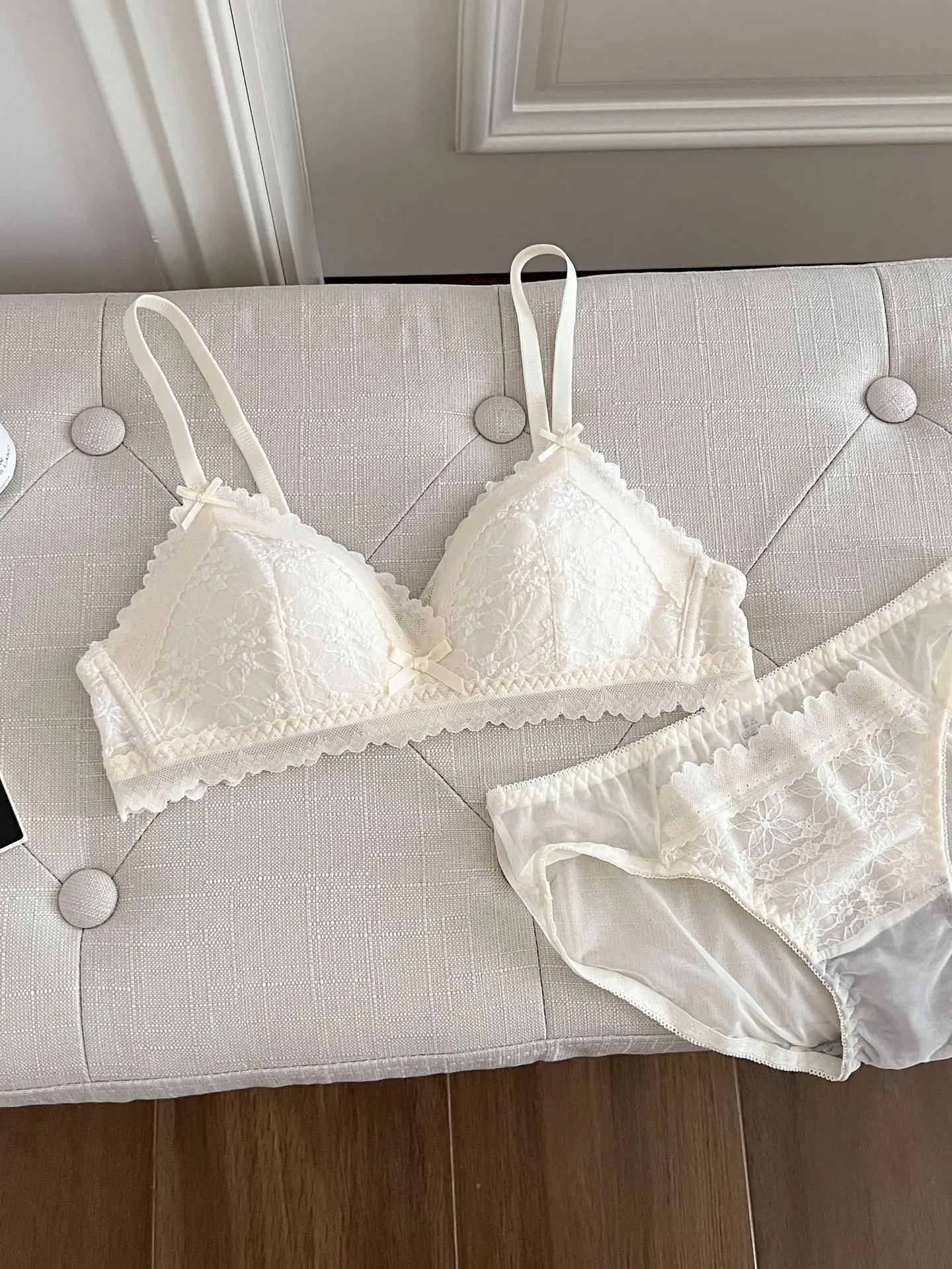 Lingerie women\'s small chest gathering thin no underwire sexy lace breathable French bra summer new