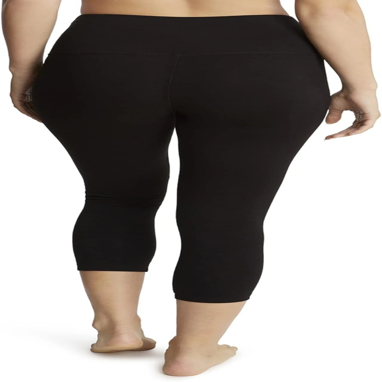 

Slimming and chic deep black capri leggings offering a cozy and flexible fit, ideal for medium-sized women seeking the perfect s