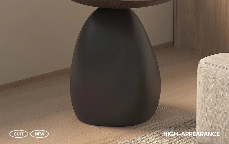 عدد قليل من زخارف السقف إلى الأرض بجوار الأريكة البسيطة، وغرفة معيشة هادئة لتخزين أحجار طاولة القهوة للارتفاع