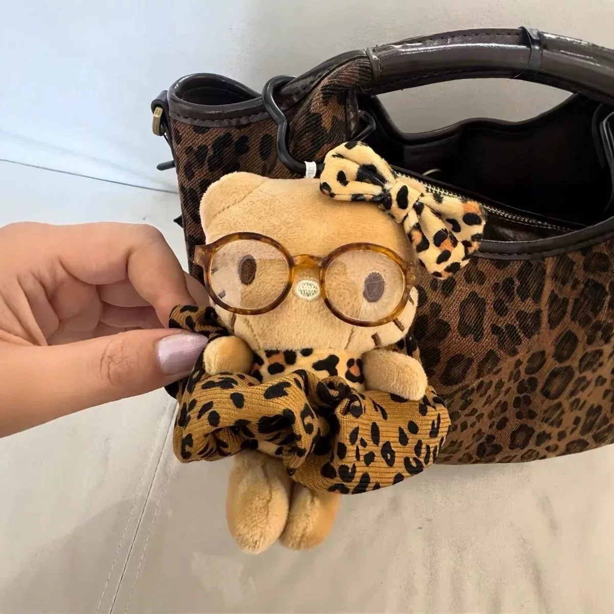 

Cute Hello Kitty Plush Doll Keychain Shibuya Leopard Print Design Soft Fluffy Bag Pendant Kawaii Accessory for Backpack Gift