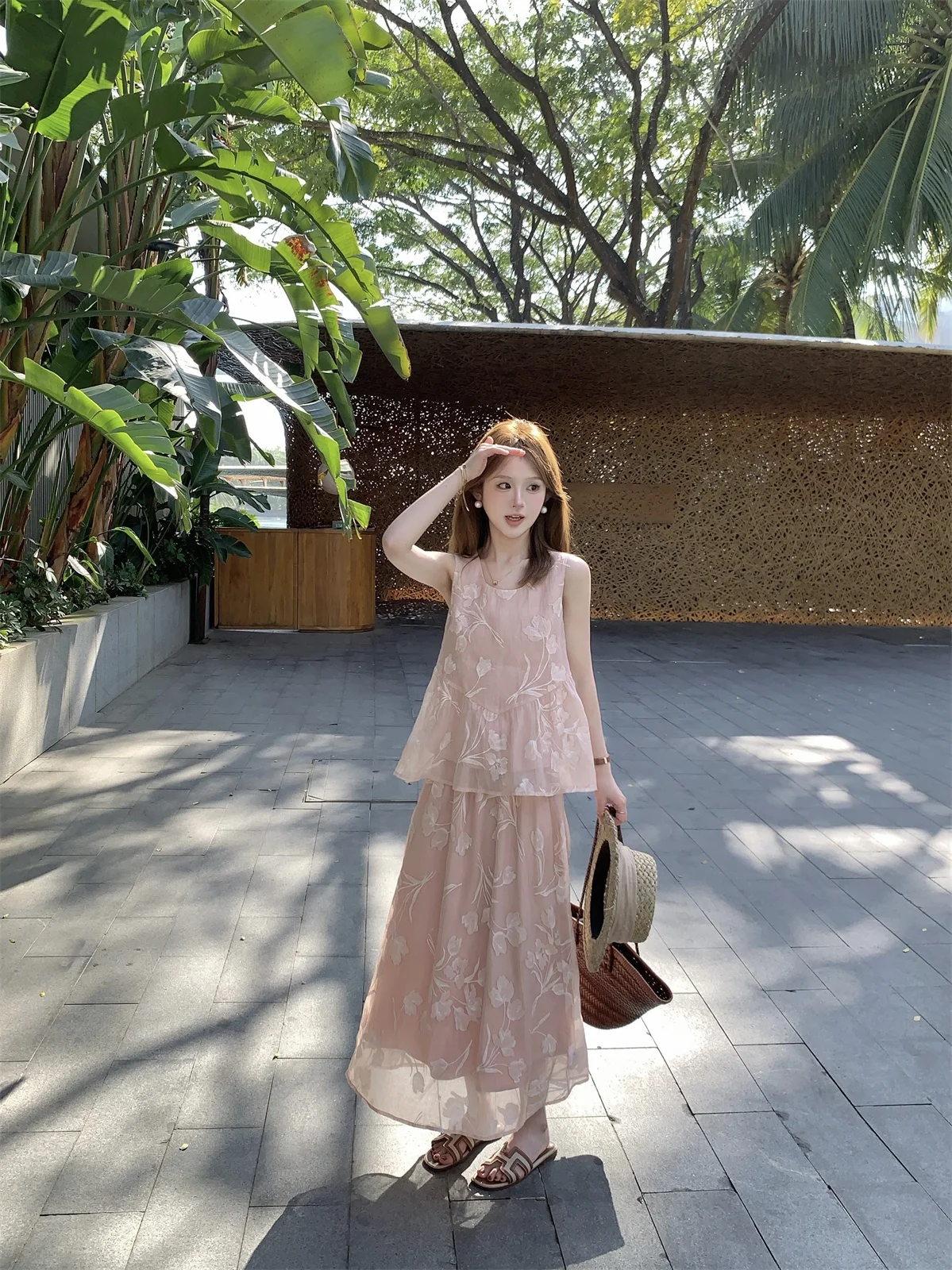 

Комплект FUGUI RICH Pink Svel из двух предметов: топ средней длины с цветочной вышивкой и юбка. Весенний модный женский ансамбль.