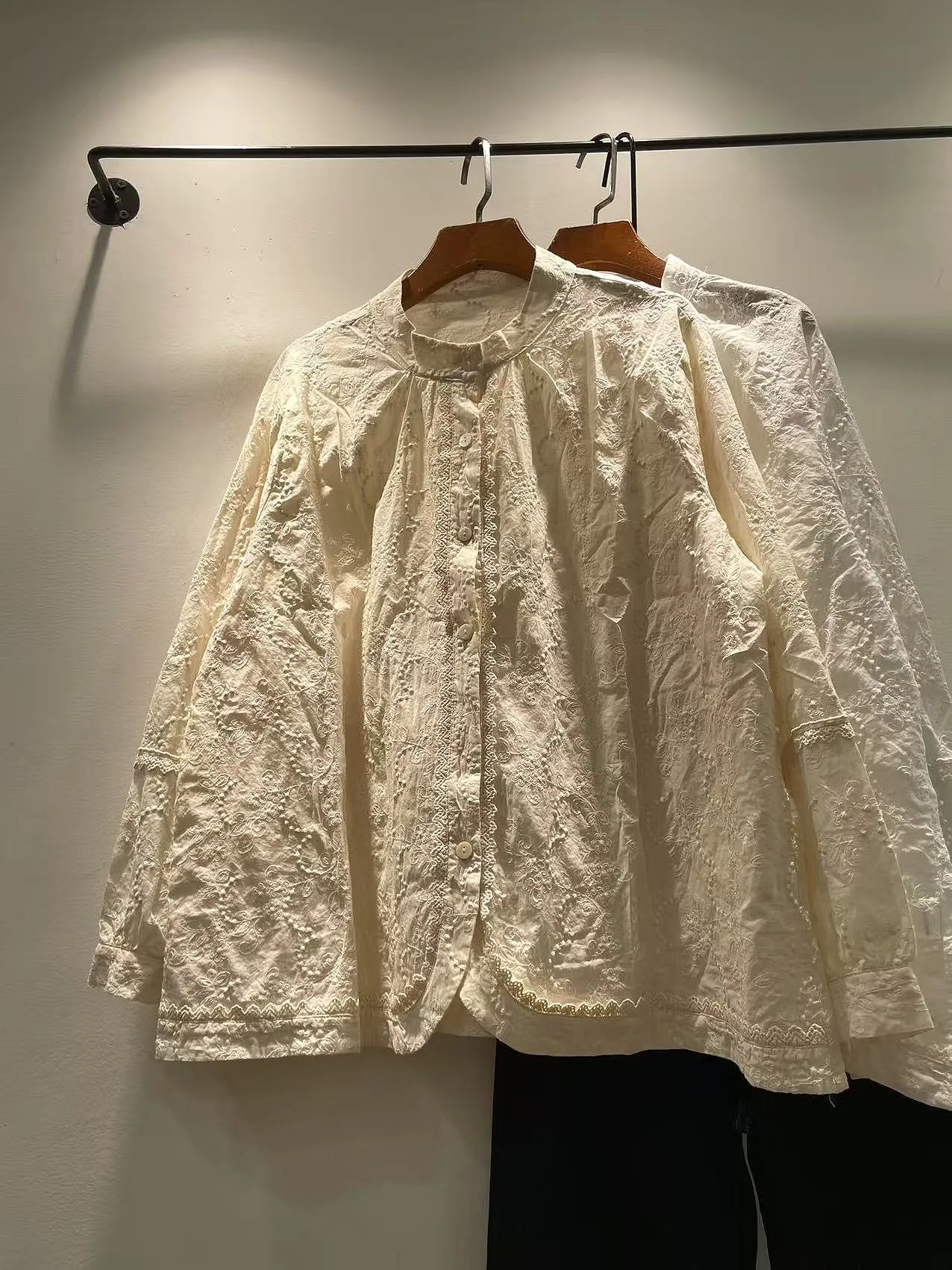 

Осенняя коллекция 2025: Женская свободная хлопковая блузка с длинным рукавом, круглым вырезом и вышивкой – модная, дышащая, комфортная, повседневная.