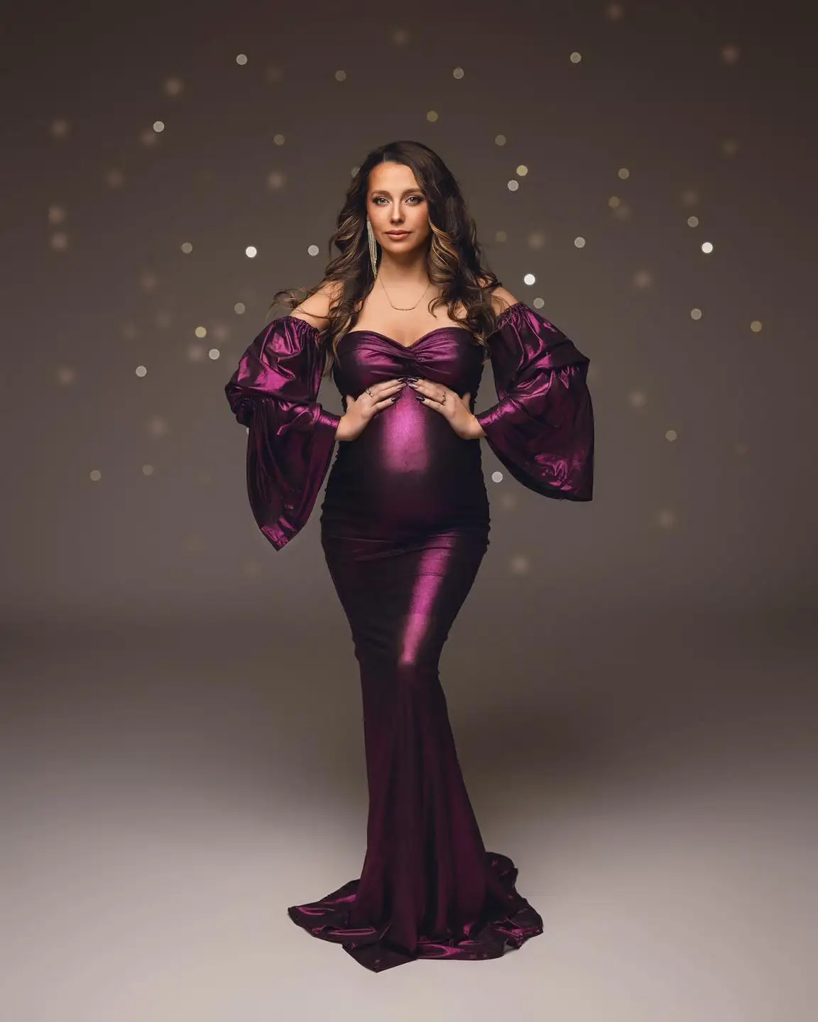 Seksowna fioletowa sukienka ciążowa, błyszcząca satyna, długa suknia ciążowa typu syrena, odpinane rękawy, sukienka ciążowa do sesji zdjęciowych.