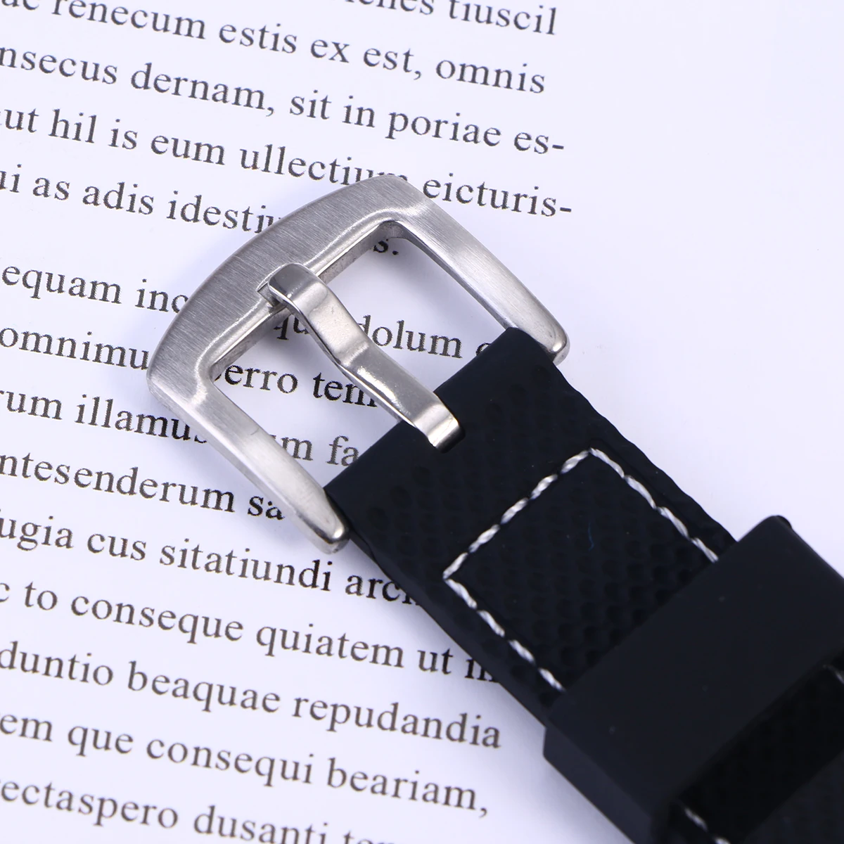 

Watch Strap Waterproof Durable Silicone Watch Band Breathable Watch Wristband for Replacement 22mm (Black with White Line)