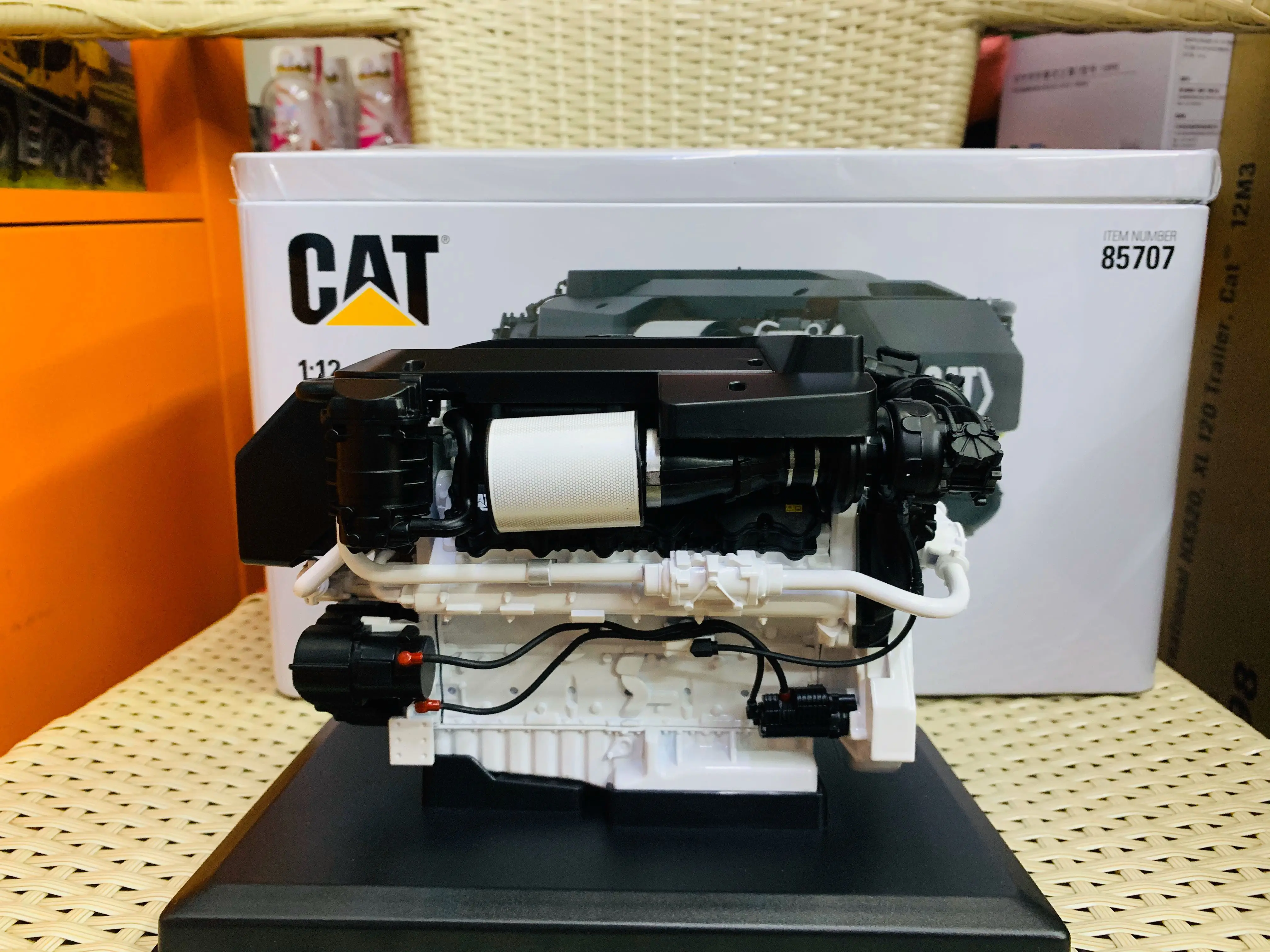 

1/25 Scale Alloy Toy Engineering Model DM C32B Marine Engine Truck Excavator Boy's Birthday Gift Scene Decoration DieCast #85707
