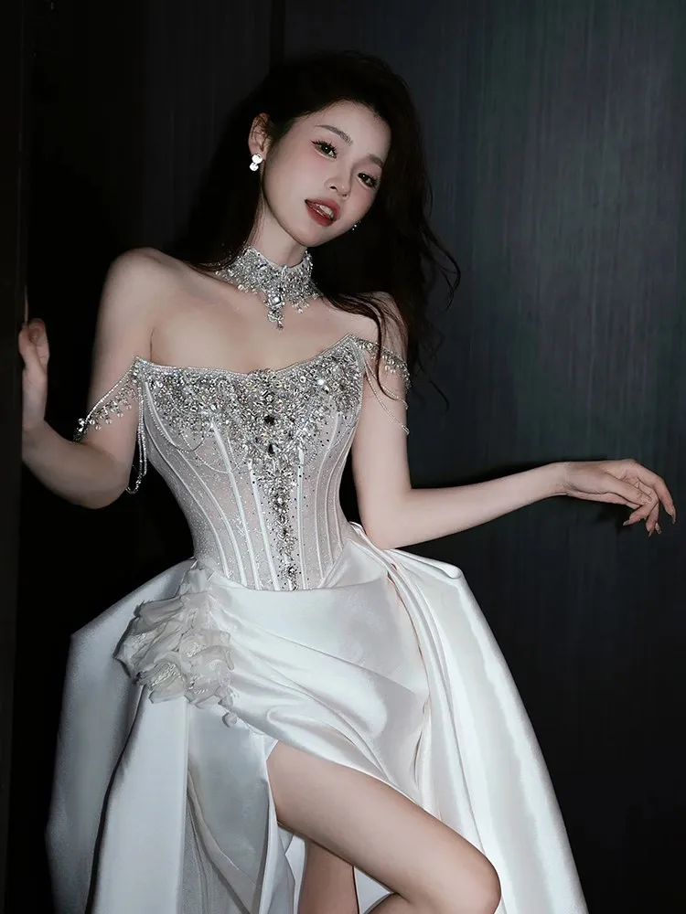 

A strapless white light luxury and niche satin main fabric welcome exit dress