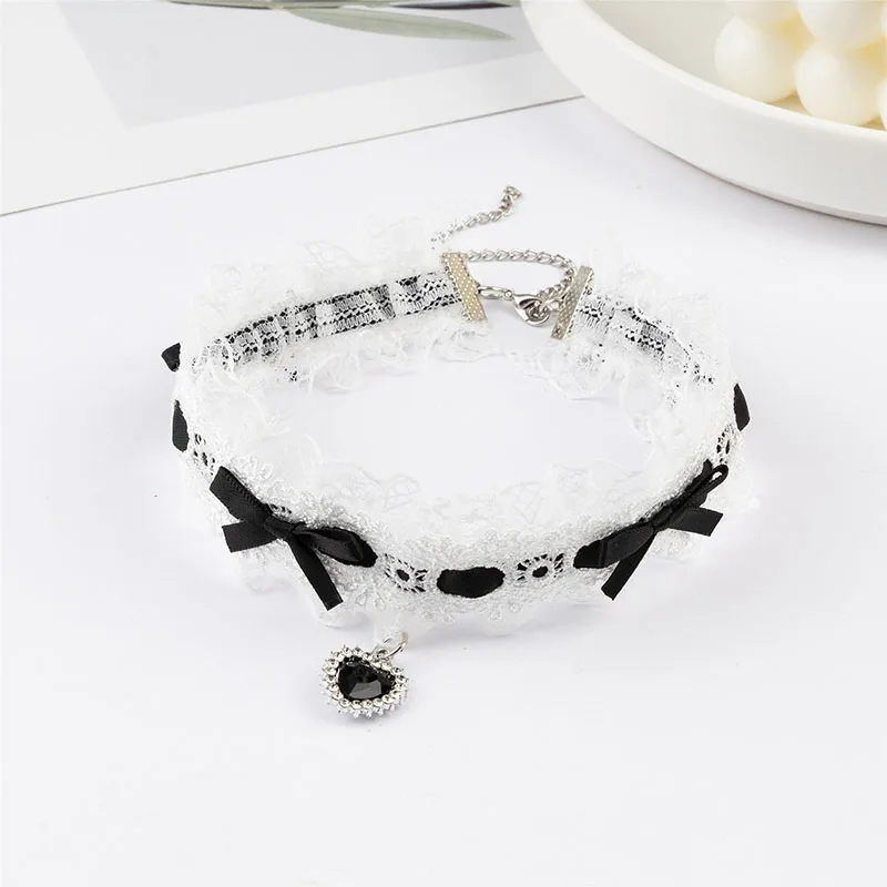Lolita Cosplay Sexy Schwarz-Weißer Spitzen-Choker mit Nieten, Kreuz-Herz-Schleifen-Anhänger, Gothic-Halskette für Damen, Party Y2K Schmuck-Collier – Detail 5