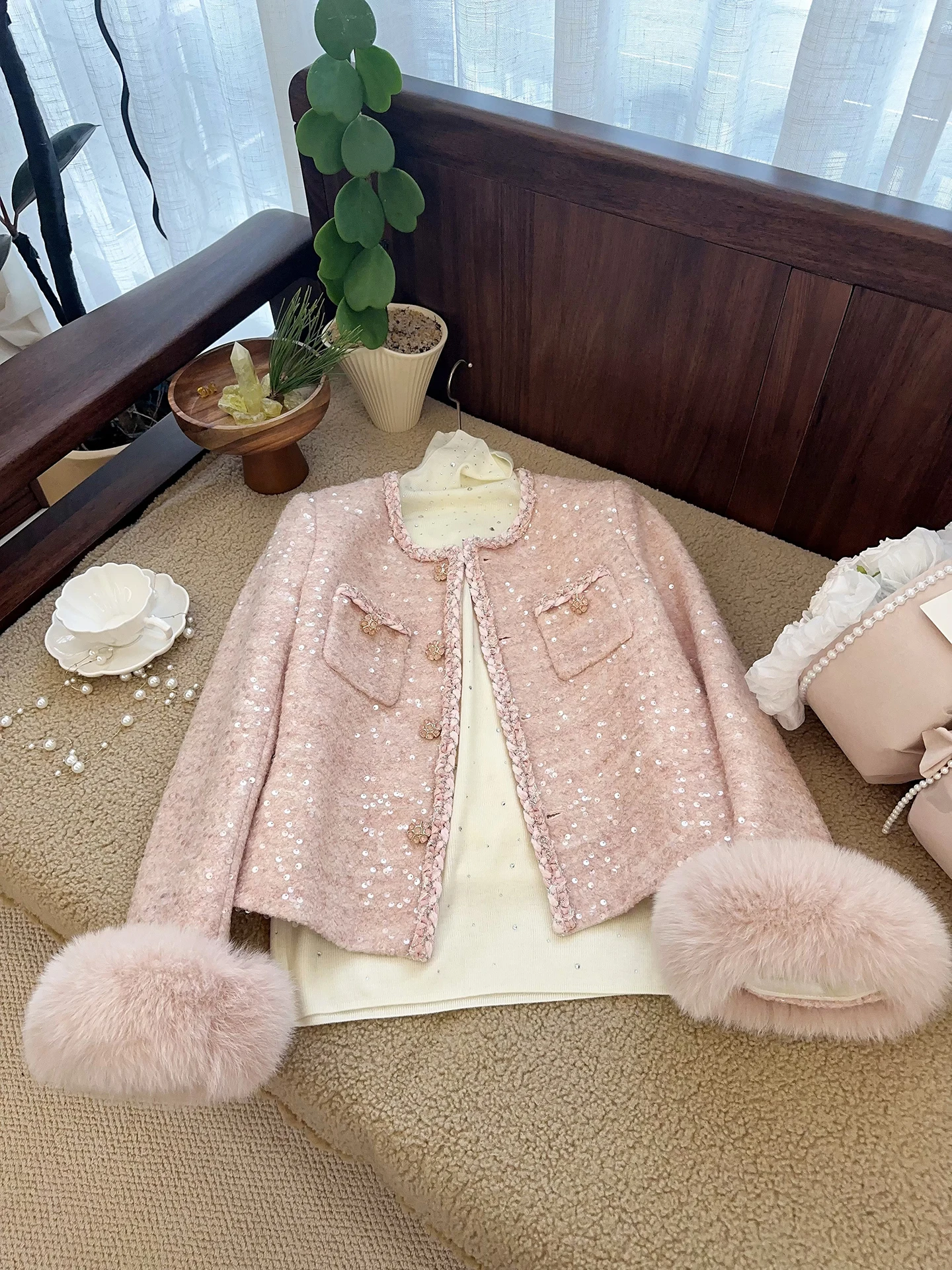 

Розовое пуховое пальто с пайетками и меховыми манжетами, класса люкс, для женщин, новая зимняя коллекция 2025, модное стеганое пальто