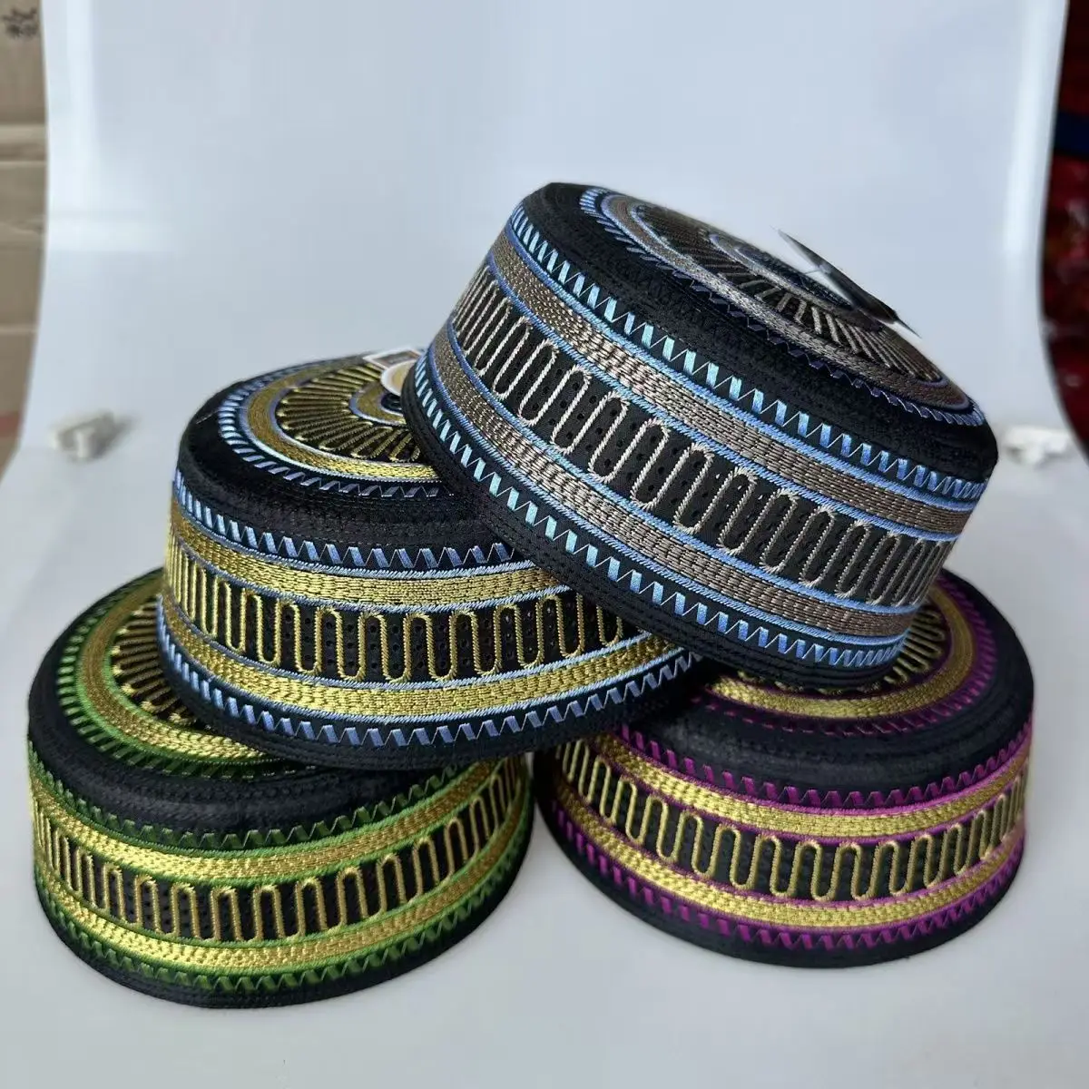 มุสลิมหมวกสีแดงสีดําสําหรับผู้ชายผู้หญิงรอบแบน Saudi ดูไบปักหมวกอิสลามอุปกรณ์เสริมเสื้อผ้าหมวก Casual Hijab