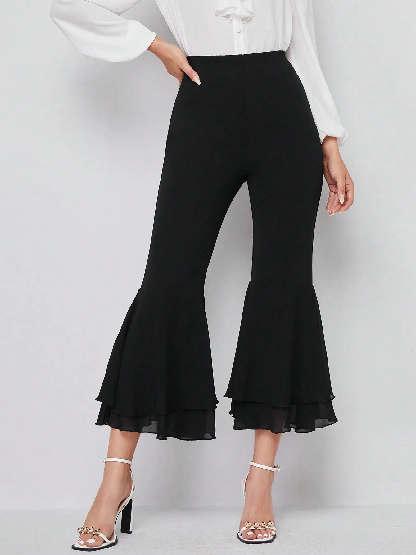 

Черные укороченные брюки-клеш с высокой талией и оборками по низу