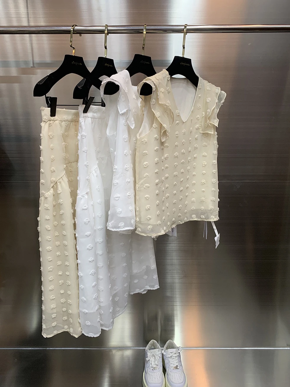 

Летний комплект 2025: топ и юбка с вышивкой в стиле «сладкий пузырь», юбка миди А-силуэта с завышенной талией, женская мода, эффект омоложения