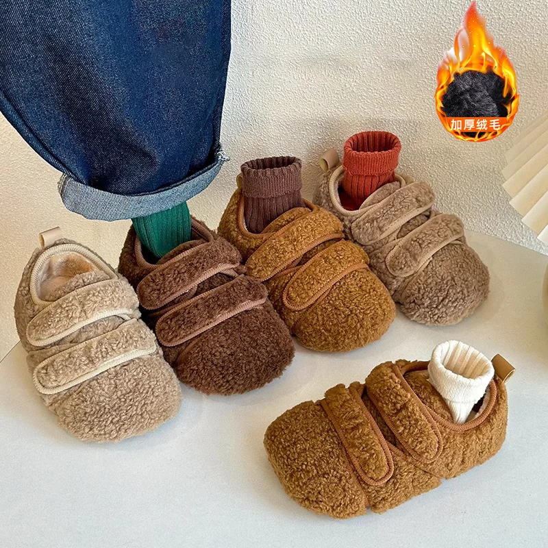 

Взимку 2023 года. Детские теплые туфли на плоской подошве из шерсти можно носить с мягкими повседневными хлопковыми туфлями для девочек на мягкой подошве.