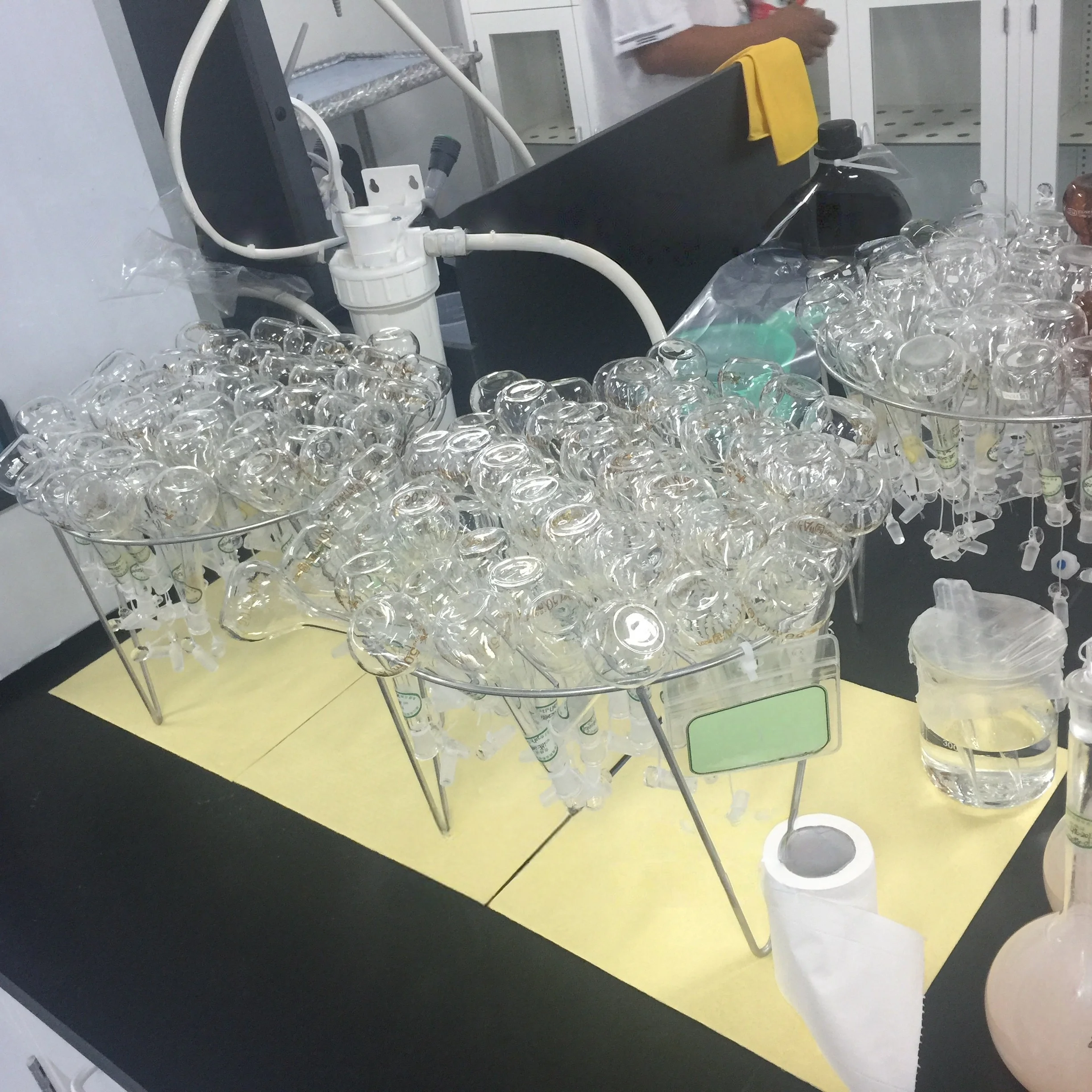 Rak Pengering Botol Minyak Atsiri – Kapasitas 10-500ml Diameter 33cm Dapat Disesuaikan Tinggi 25cm Dengan Inversi Drainase 2,5cm JVLAB