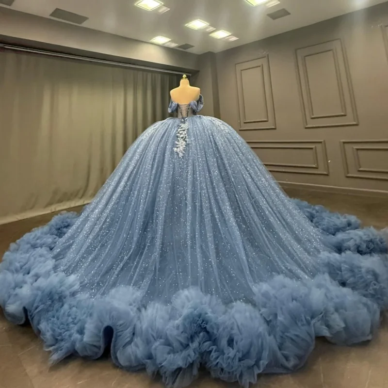 Glänzendes blaues Quinceanera-Kleid mit Kristall-Glitzer, 3D-Blumen-Aufkleber, Spitze, Schichtung, langer Schwanz, Schleife, Vestidos de 15 Quinceanera ﻿ Passen Sie an