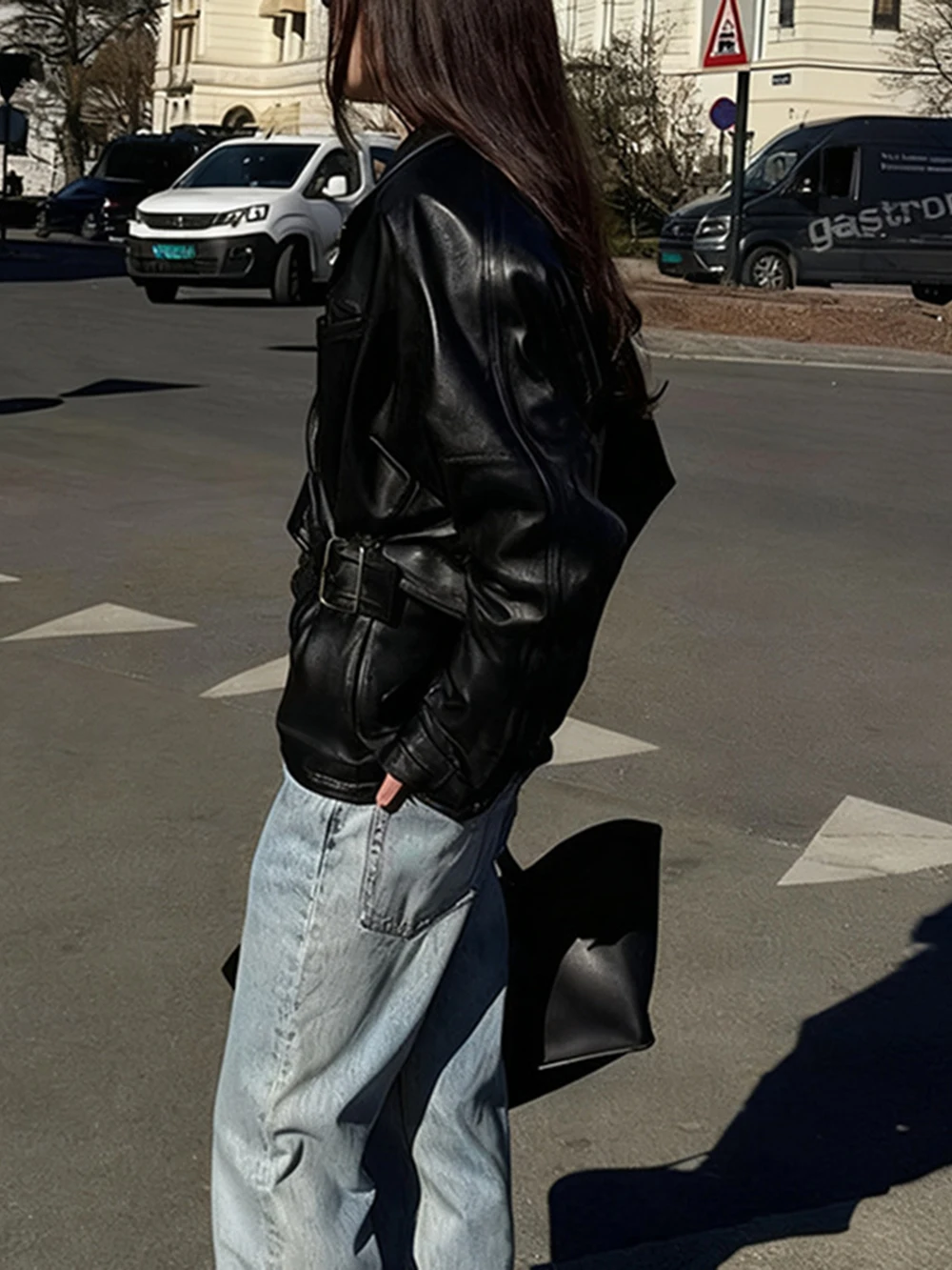 Europejska i amerykańska kurtka motocyklowa ze skóry w stylu streetwear dla kobiet, nowy model na jesień 2025, nieregularna krótka kurtka.