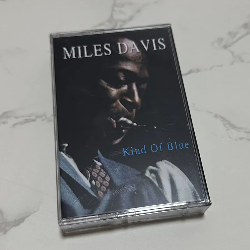 

Коллекционная аудиокассета Майлза Дэвиса «Kind of Blue» в стиле классического кул-джаза, ретро-кассета с буклетом с текстами песен