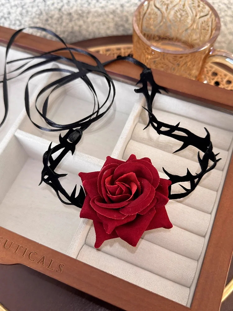 Collier gothique d'halloween avec roses noires et rouges, crâne creux, bijoux de luxe uniques européens et américains pour femmes