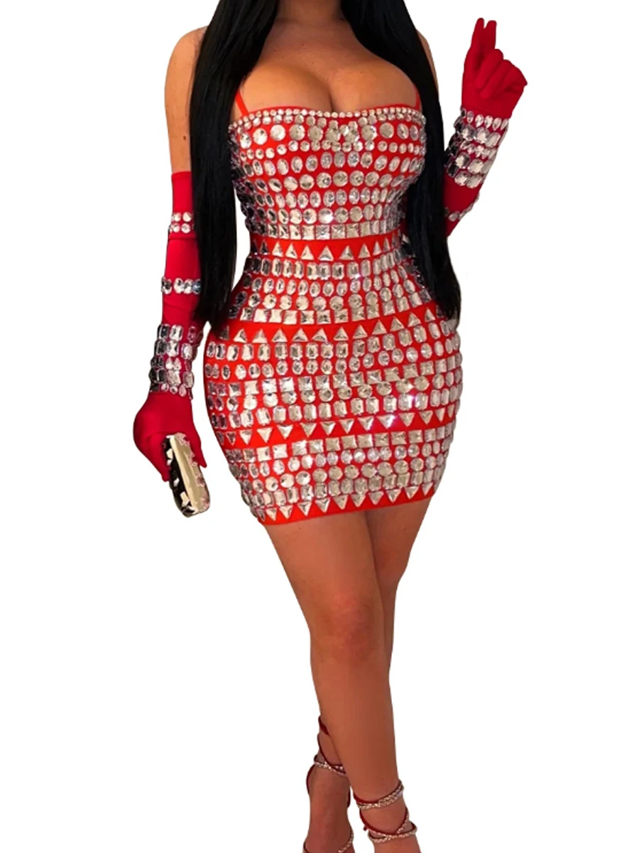 

Сексуальное однотонное мини-платье на тонких бретелях с декором из страз и перчатками