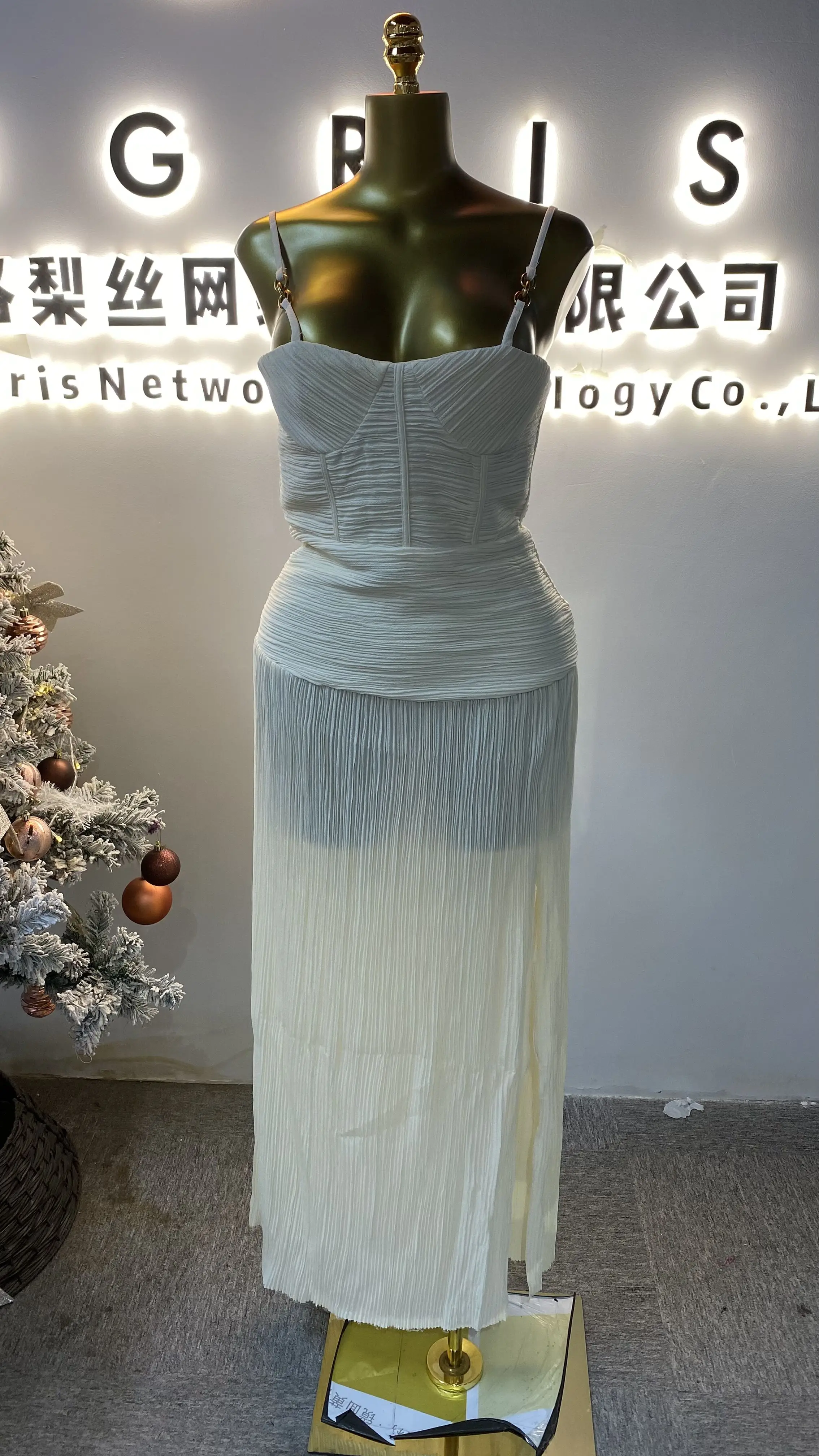 Wedding dress, sparkling beaded lace bridal gown, elegant off-shoulder sleeveless backless bridal dress-GZXX080