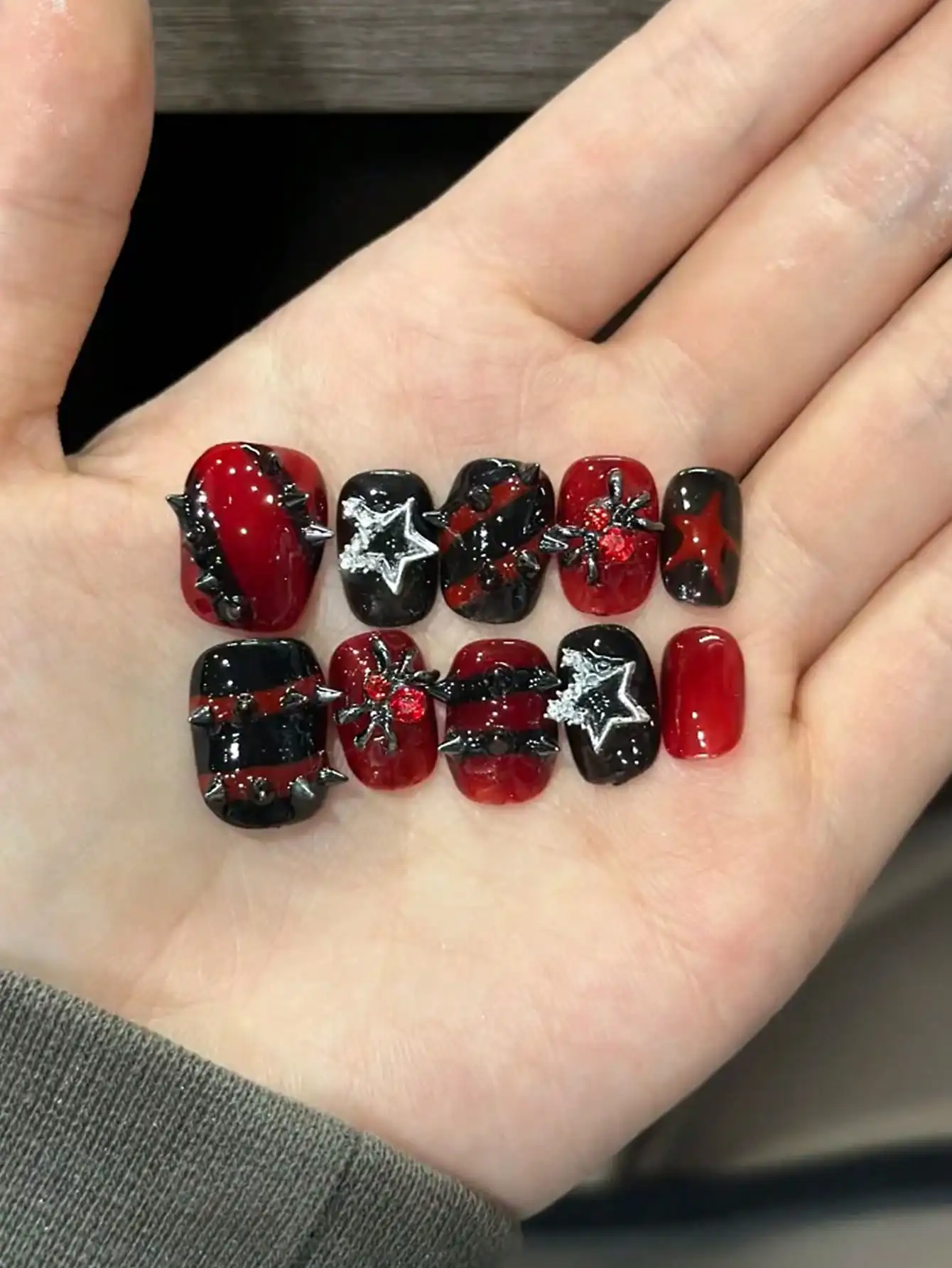 10-Piece Set of Short Square Punk Y2K Style Dark Handmade Fake Nails, Suitable for Music Festivals, Livehouse Performances, Dark-Themed Outfits, Street Style, Subculture Daily Outings, Halloween-Themed Looks, and Leather Outfit Combinations.