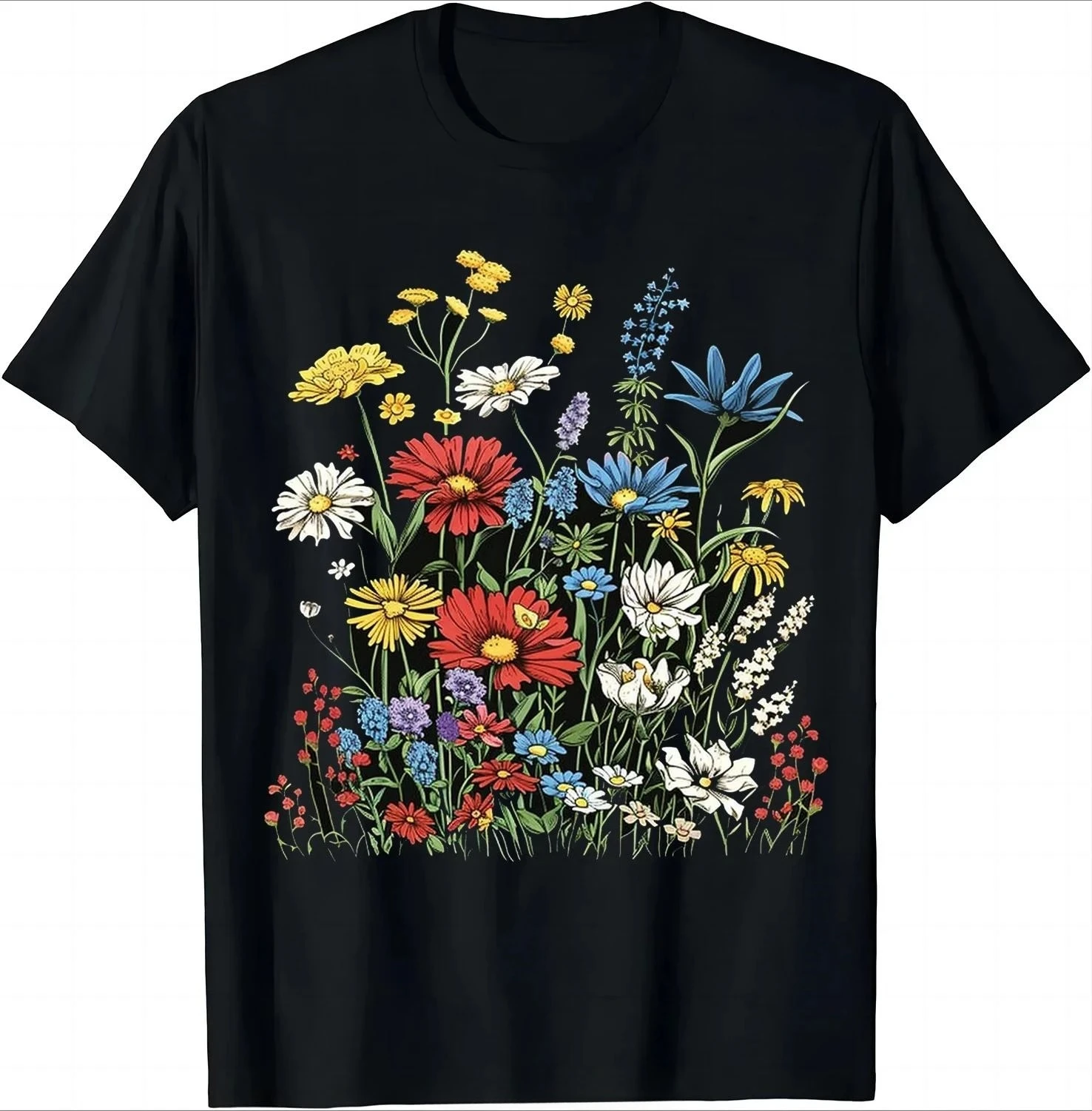 Elegante camiseta negra adornada con coloridos estampados florales para escalar la individualidad. Camiseta casual para mujer. Ropa de calle de verano