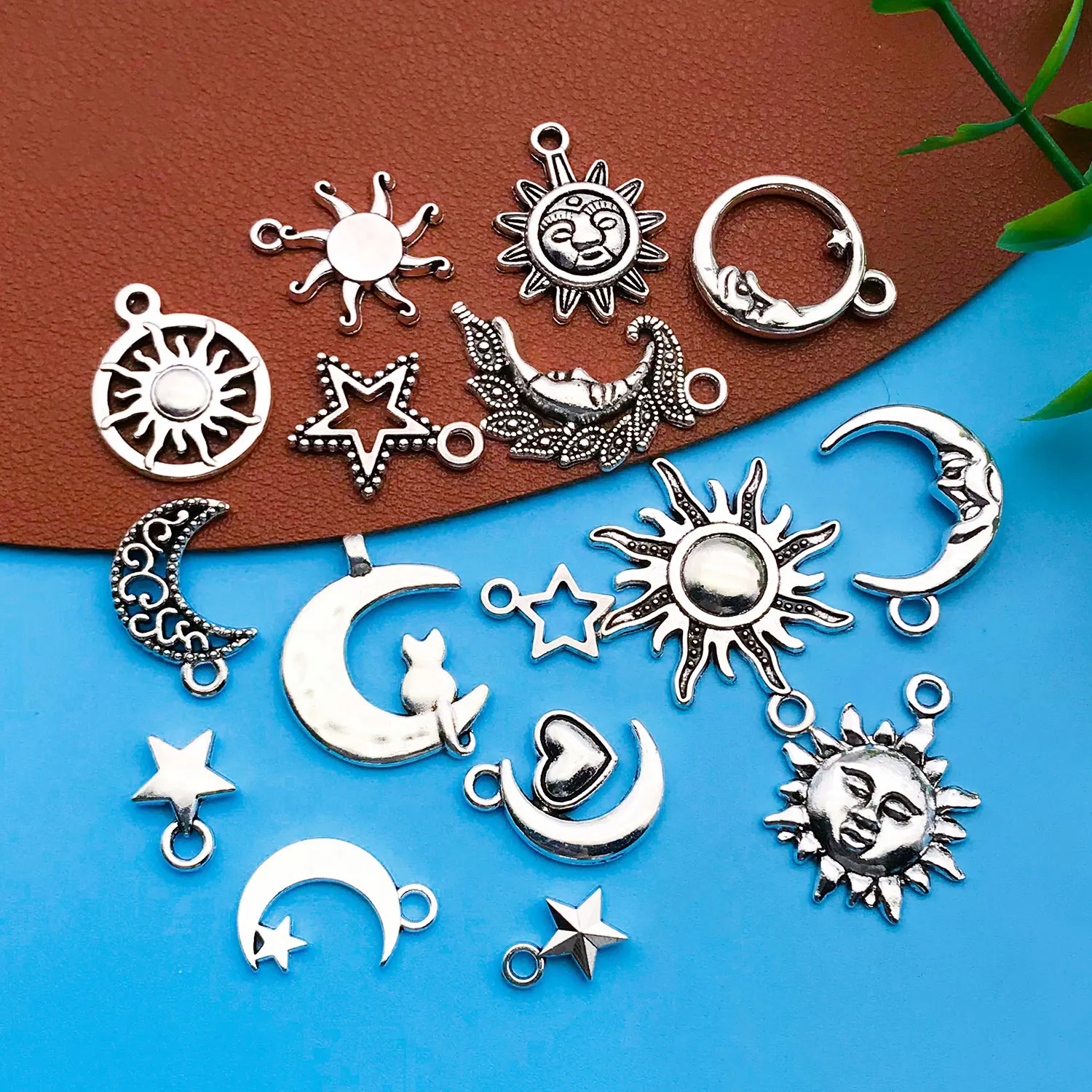 Juego de 16 colgantes de aleación plateada con diseño de sol, estrella y luna, ideales para llaveros, pendientes, dijes para collares y accesorios de joyería DIY.