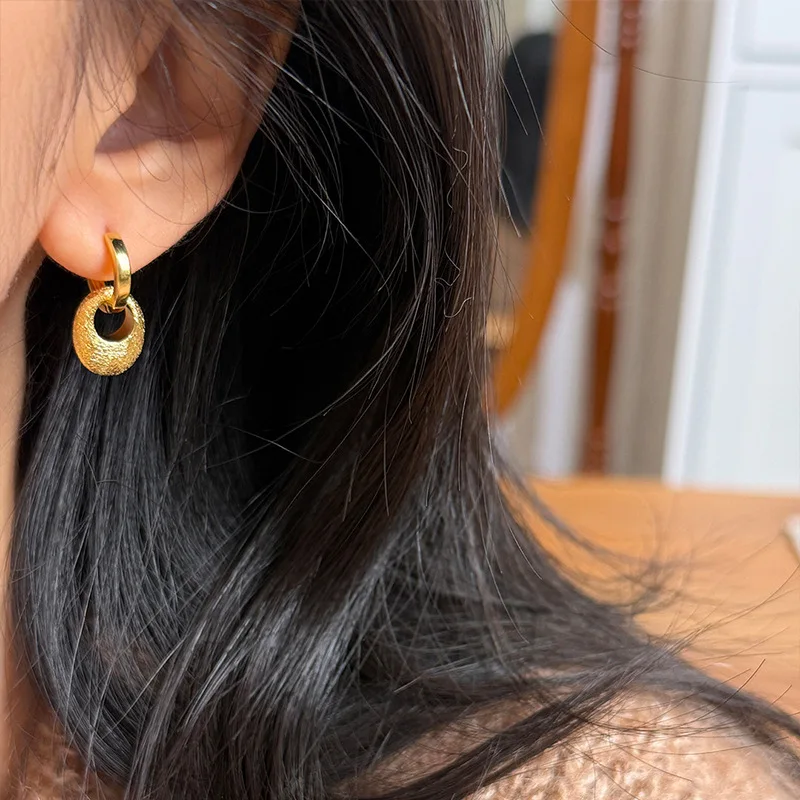 Luxury Tone Brushed Texture Huggie Hoop Earrings for Women Unique Fashion Interlocking Oval Drop Earrings Casual Jewelry Gifts