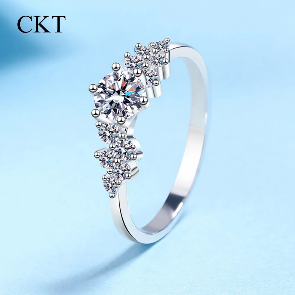 

Кольцо с муассанитом CKT 0.5/1ct для женщин, изящное и изысканное, из платины PT950, в нежном стиле, сияющее, элегантное, свадебное, ювелирное изделие высокого качества