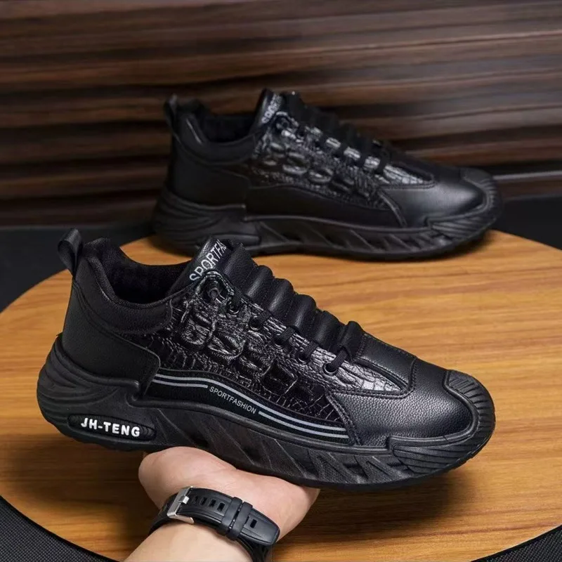 Zapatos para hombre 2025 Nuevos zapatos deportivos y de ocio con superficie de cuero de suela blanda، وحديثة ومتعددة الاستخدامات