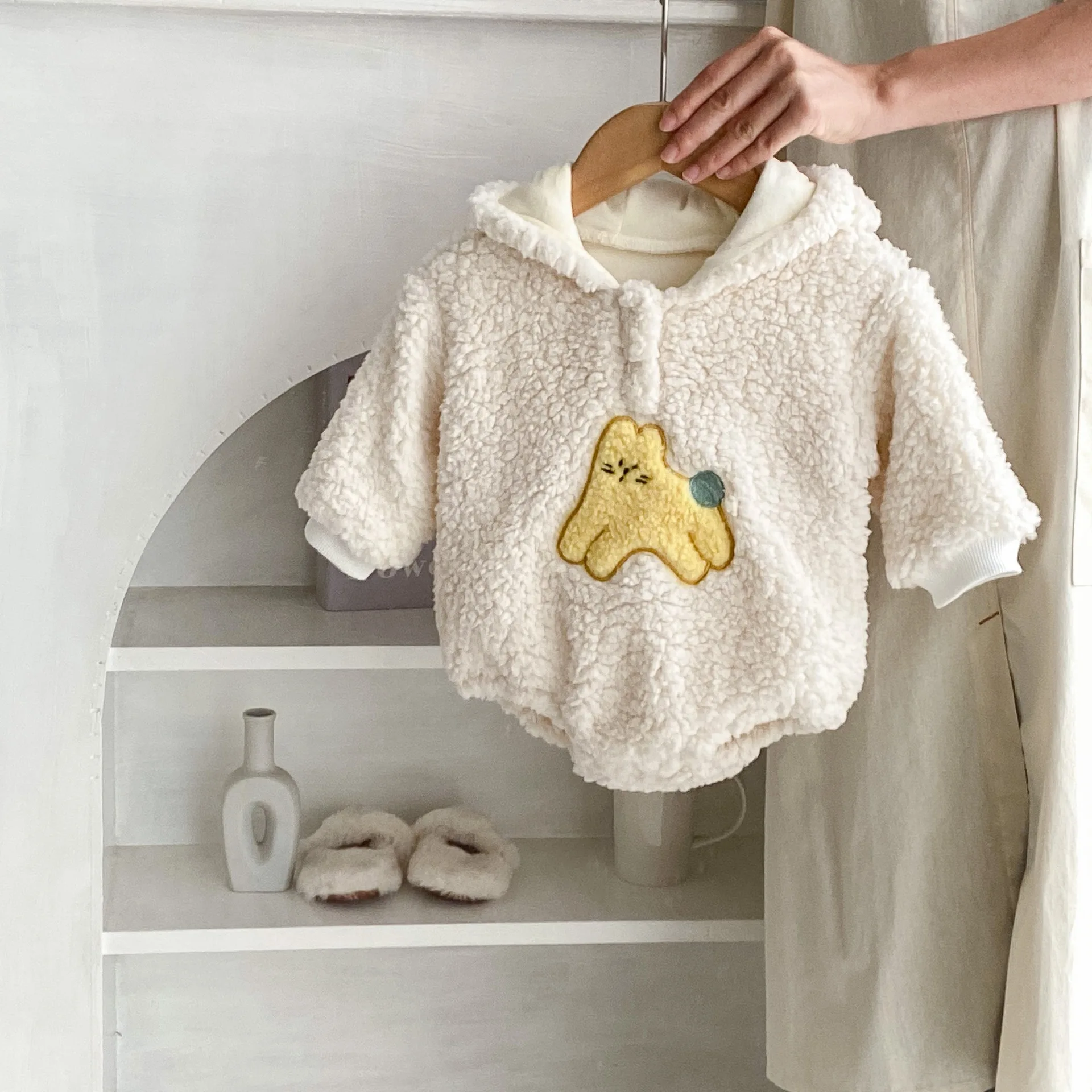 

Winter New Baby Girl Baby Bubble Plush Hooded Fashion Embroidered Sweatshirt Thickened Wrap Bottom One Piece Creeper