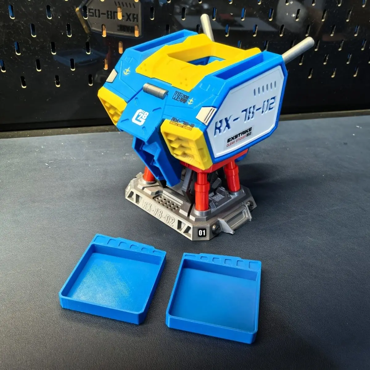 

Combat Robot Pen Holder - Detailed Mecha-Themed Desk Organizer, Ultimate Collector’s Item for Anime Fans