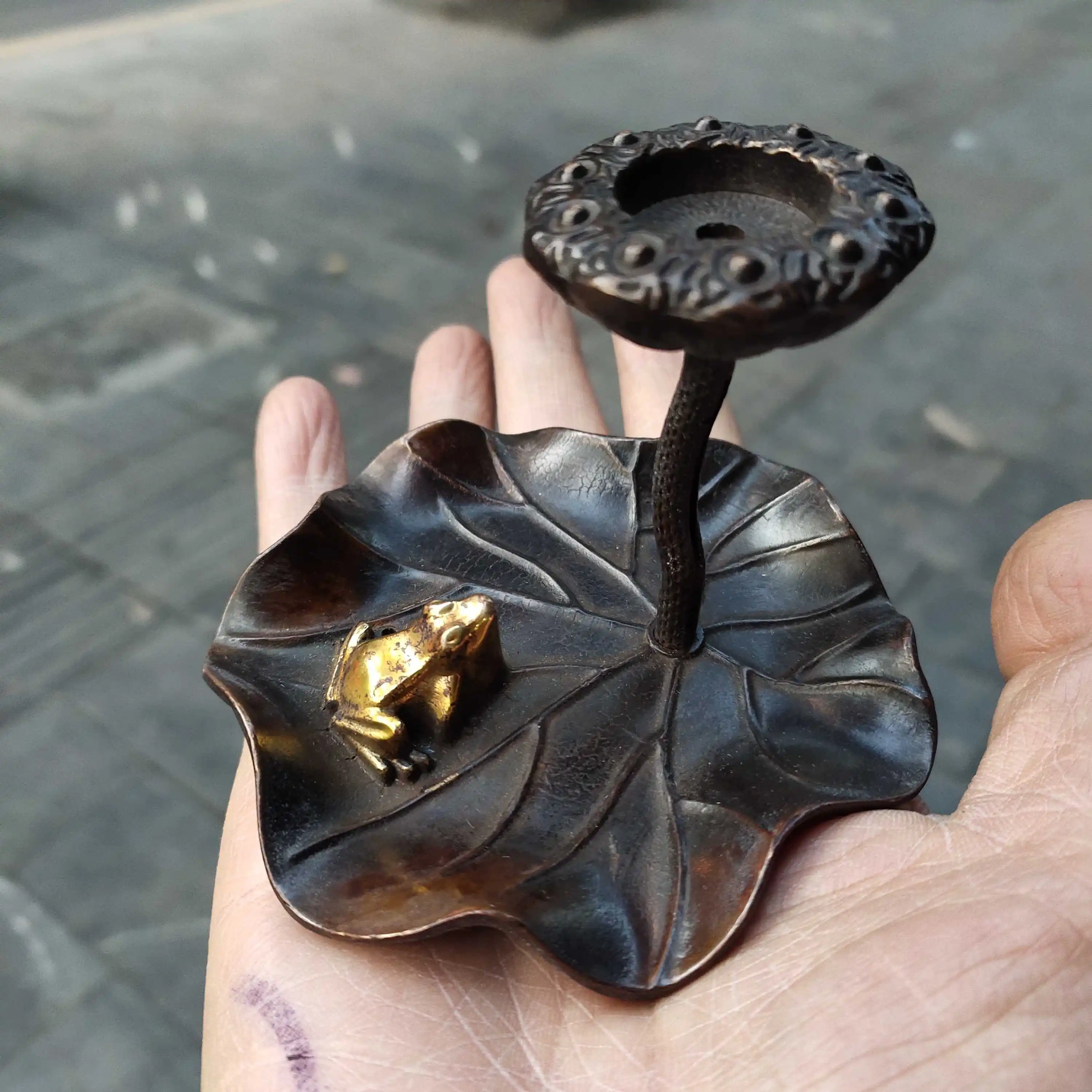 

Bronze collection: pure copper gilt reflux incense burner, lotus stove, desktop creative aromatherapy stove, home incense