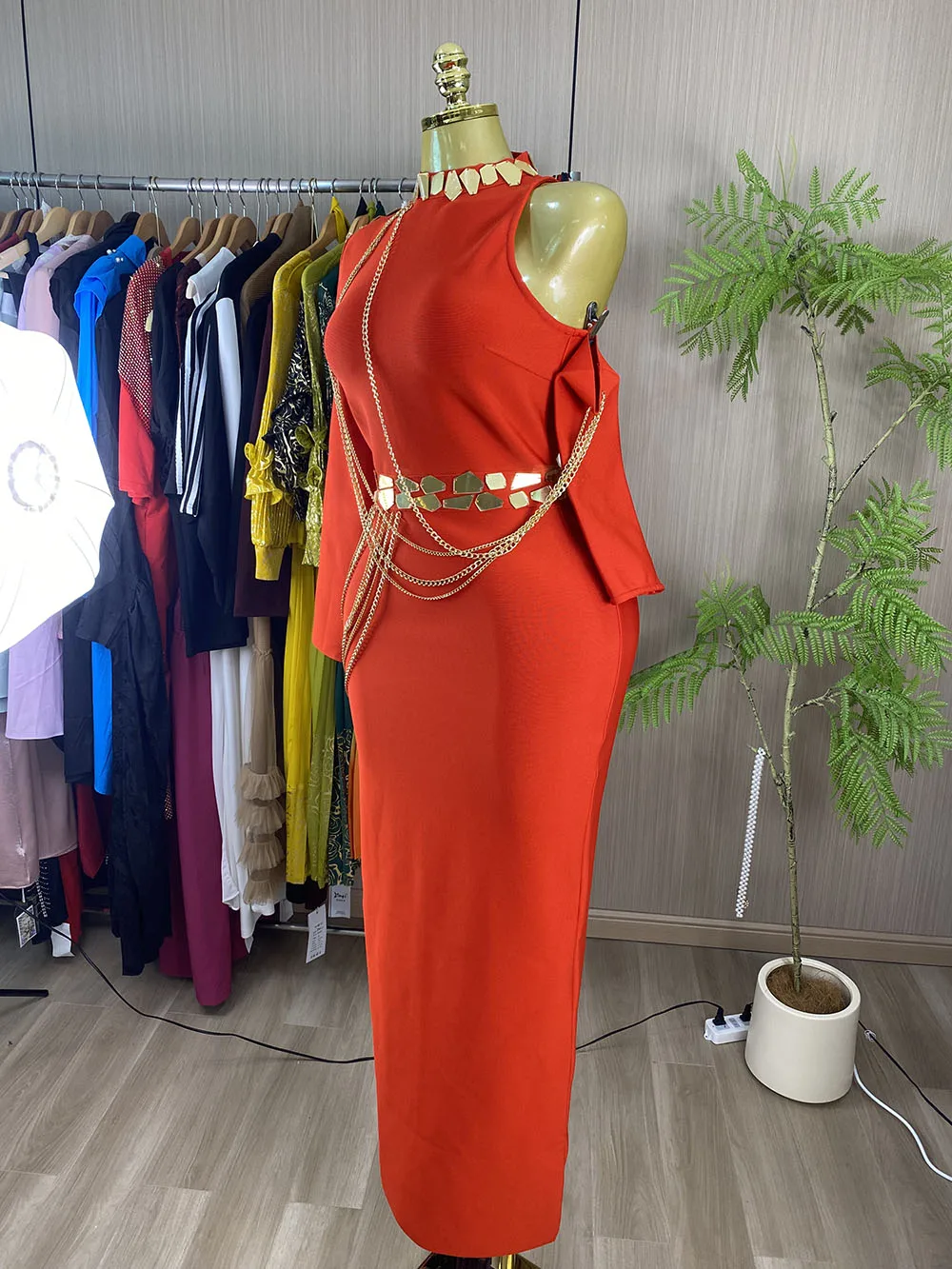 Long-sleeved, form-fitting bandage evening gown featuring metal chain and tassel embellishments.-GZXX1139