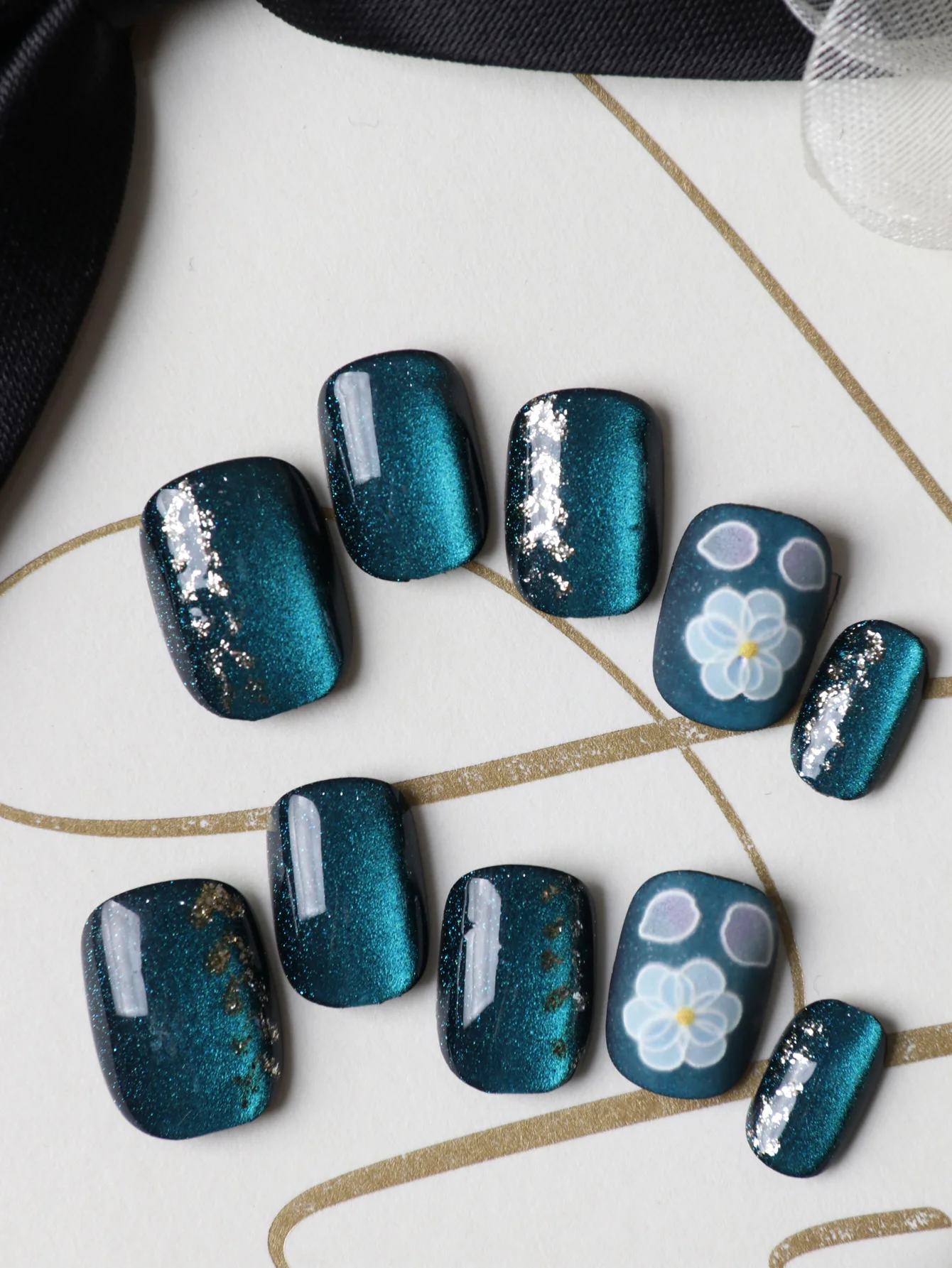 10 Stück Aufklebenägel Kurz Blau Katzenaugen Kleine Blumen Goldener Faden Künstliche Nägel Inklusive 1 Blatt Klebestreifen & 1 Stück Mini-Feile