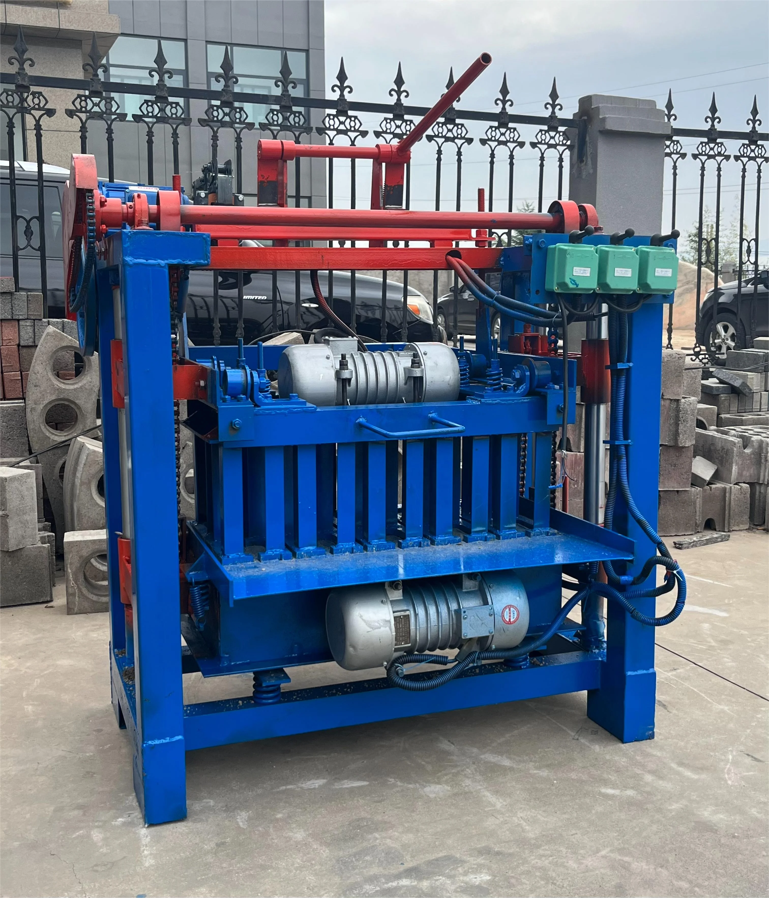 Zementbeton Hohlblockformmaschine 220V 380V Skala Produktion Ziegelherstellungsmaschine