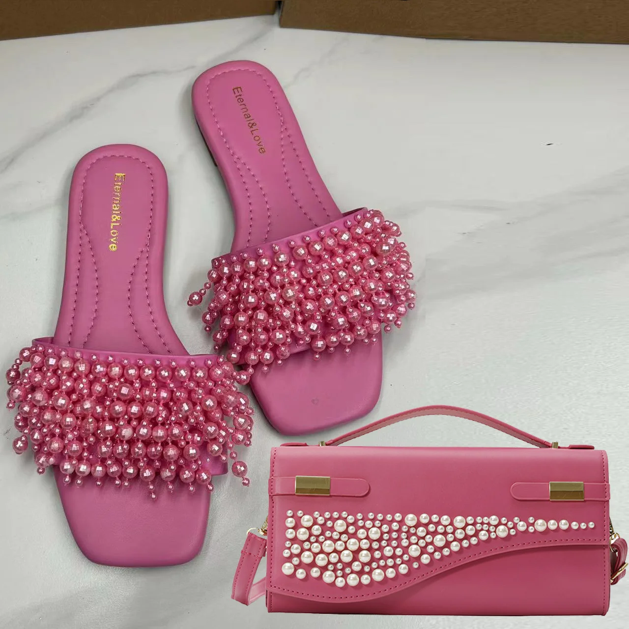 

Women's Summer New Fashion Pearl Slippers Plus Size Non-slip Beach Sandals with Design Pearl Inlaid Fashion Messenger Bag Set.